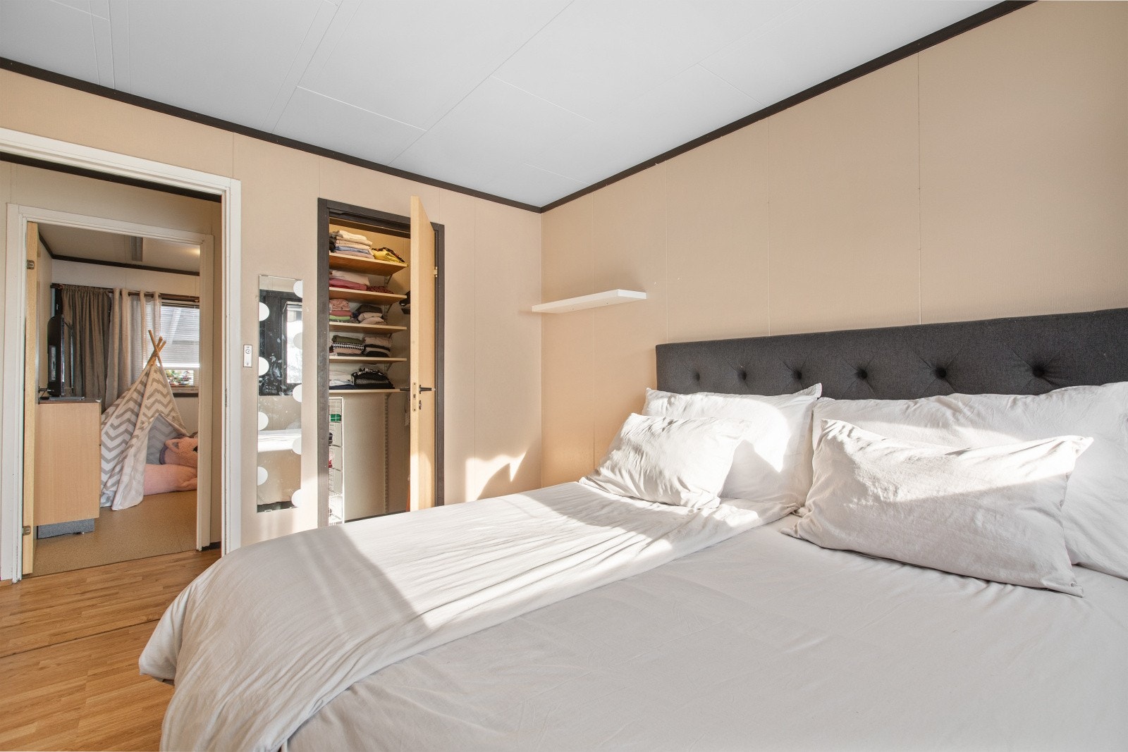 Soverommet har en praktisk garderobeløsning i en egen nisje. Galleribilde