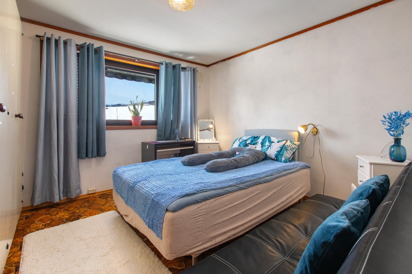 Soverom i utleiedelen, med plass til seng og oppbevaring. Galleribilde