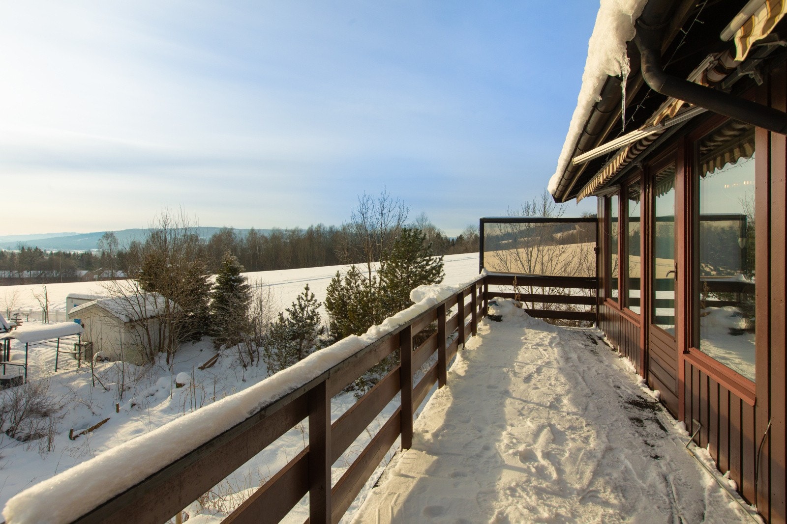 Fra stuen er det utgang til en langstrakt balkong på ca. 26 kvm. med utsikt over nærområdet. Galleribilde