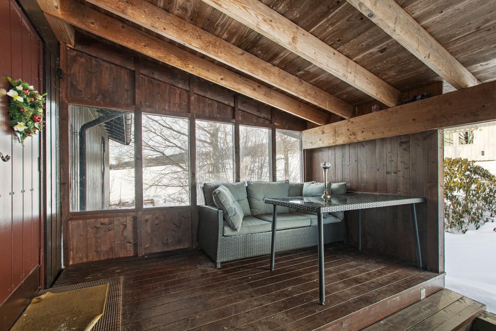 Overbygget inngangsparti utenfor hoveddelen, gir ly for vær og vind. Galleribilde