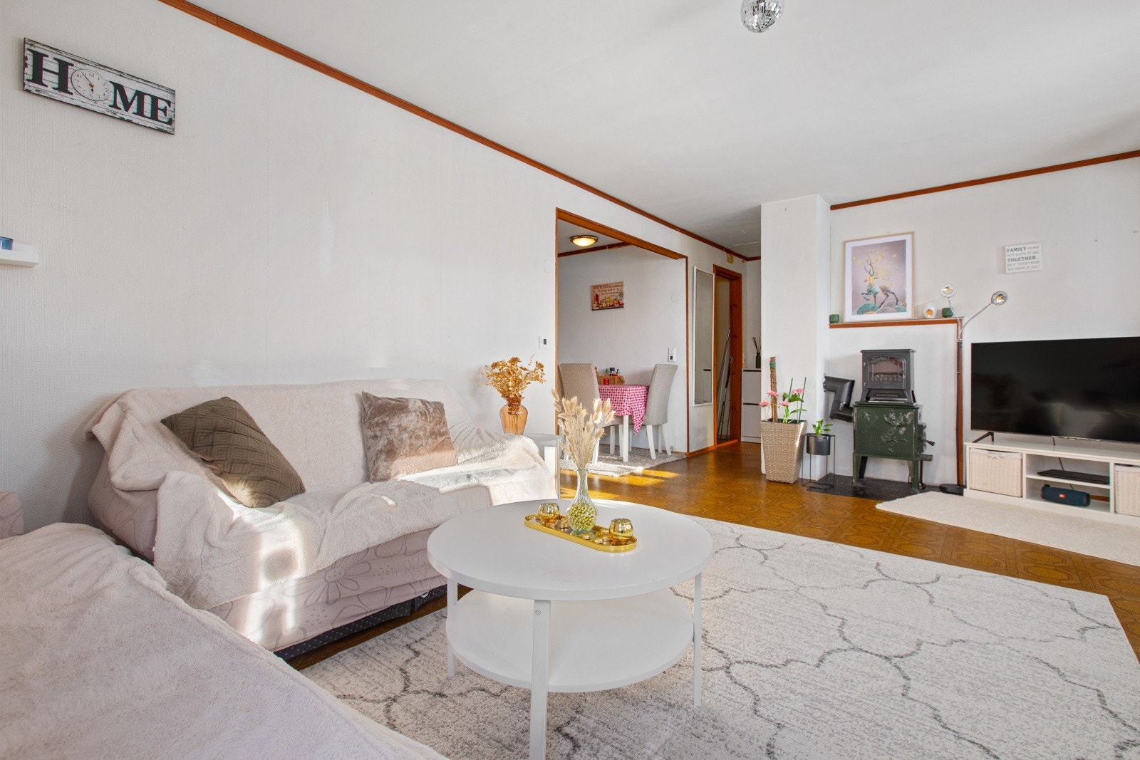 Utleiedelen har gulvvarme i de fleste rom, samt vedovn for ekstra varme og hygge. Galleribilde