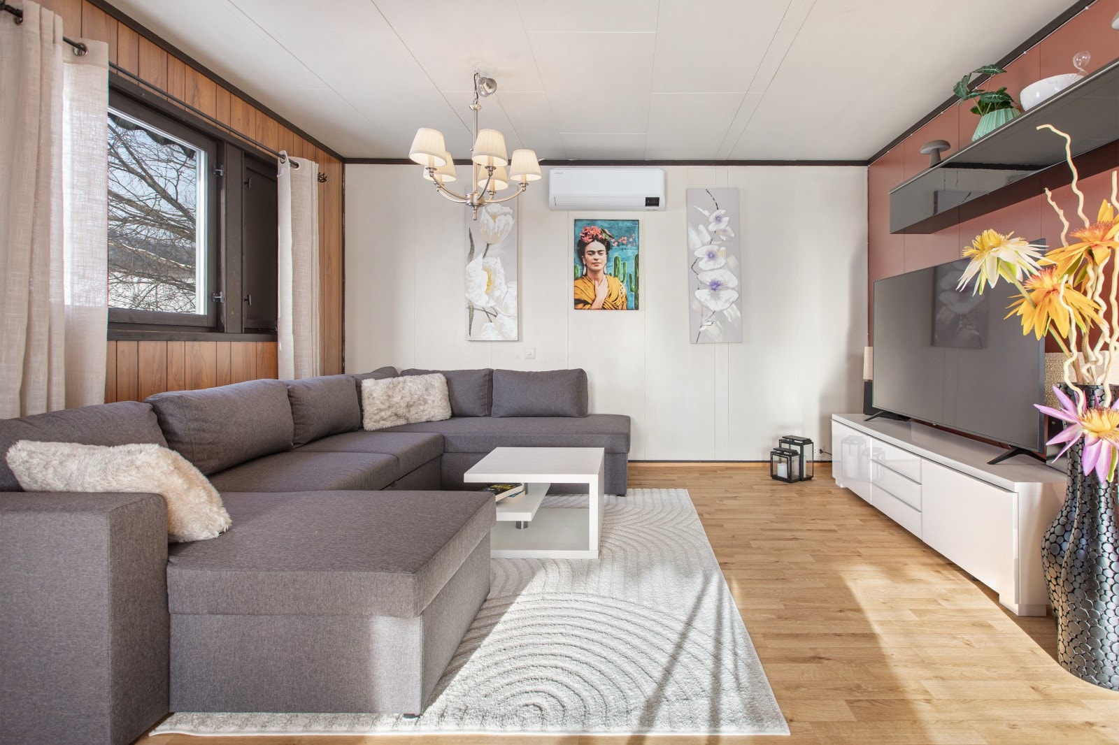 Rommet gir fleksibilitet for møblering, med en naturlig inndeling for en egen TV-krok. Galleribilde