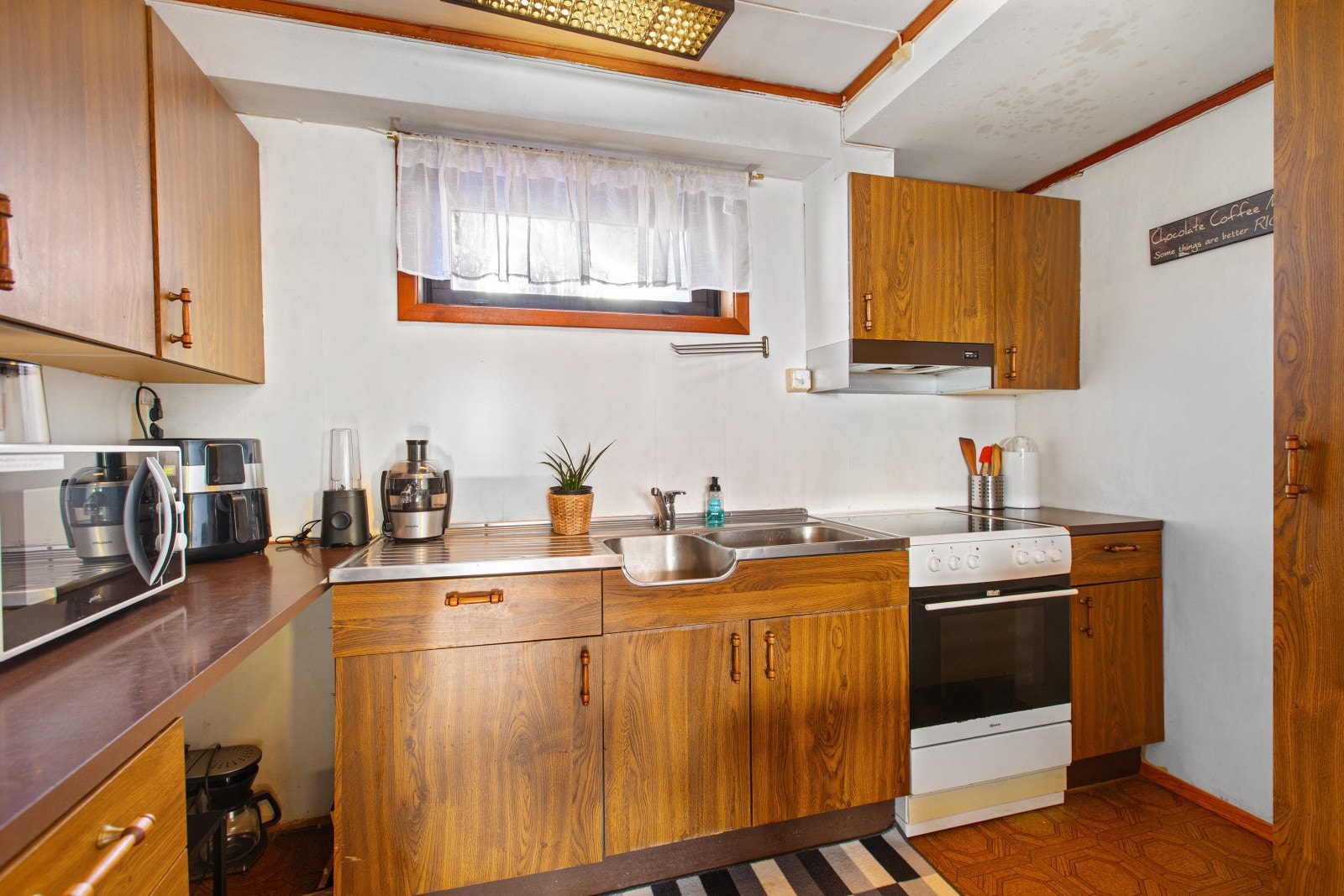 Kjøkkenet i utleiedelen er funksjonelt med nødvendige hvitevarer og oppbevaring. Galleribilde