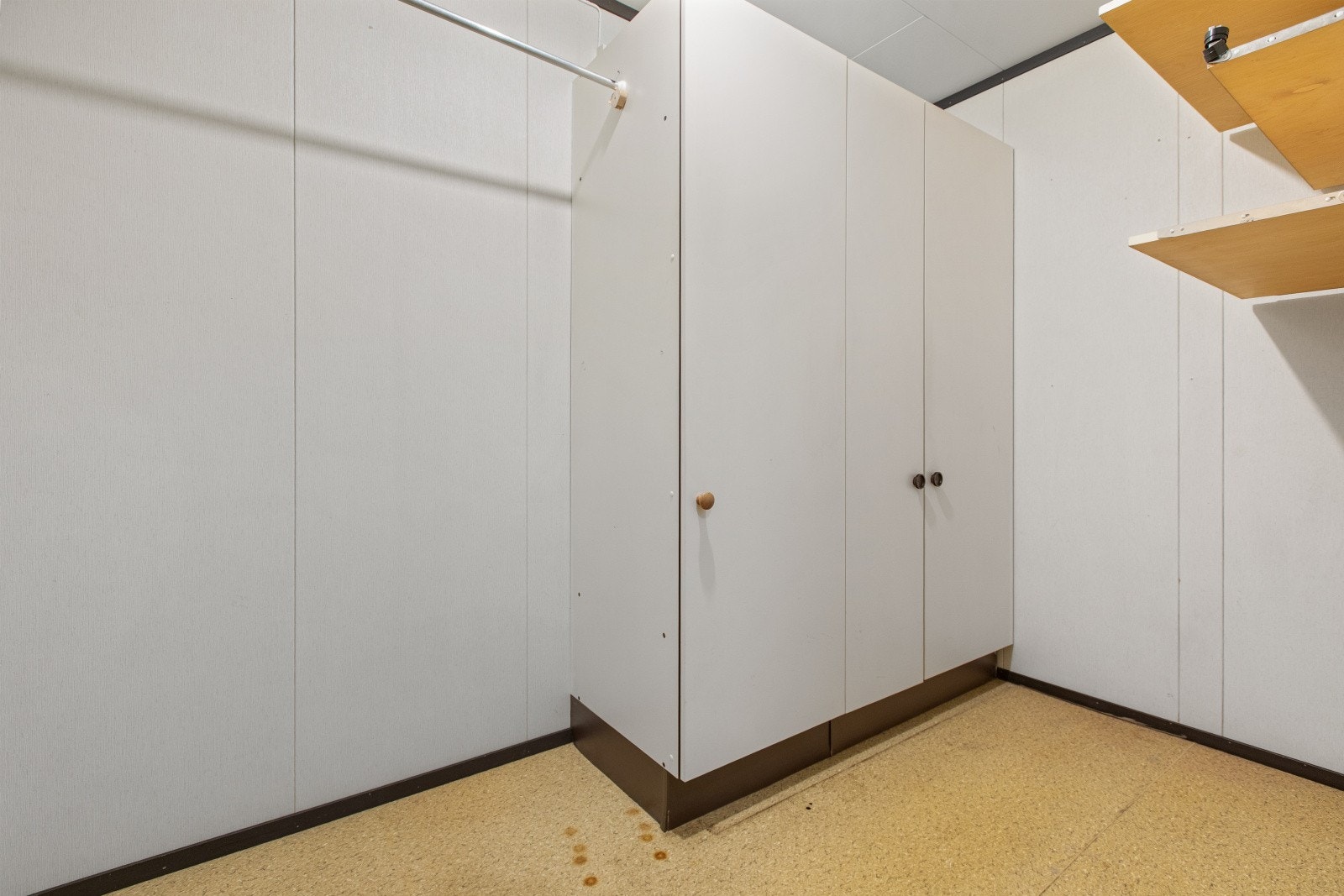 Ved inngangspartiet er det tilknyttet et rom som passer perfekt for ytterklær- og sko. Galleribilde