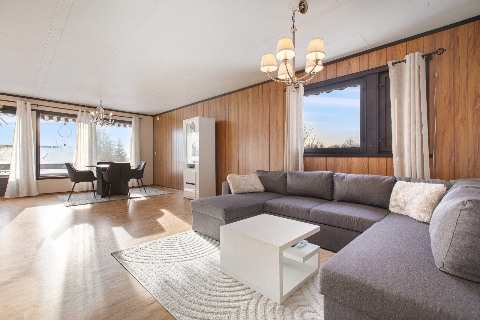 Stuen i hovedplanet er romslig og har plass til både sofagruppe og spisebord. Galleribilde