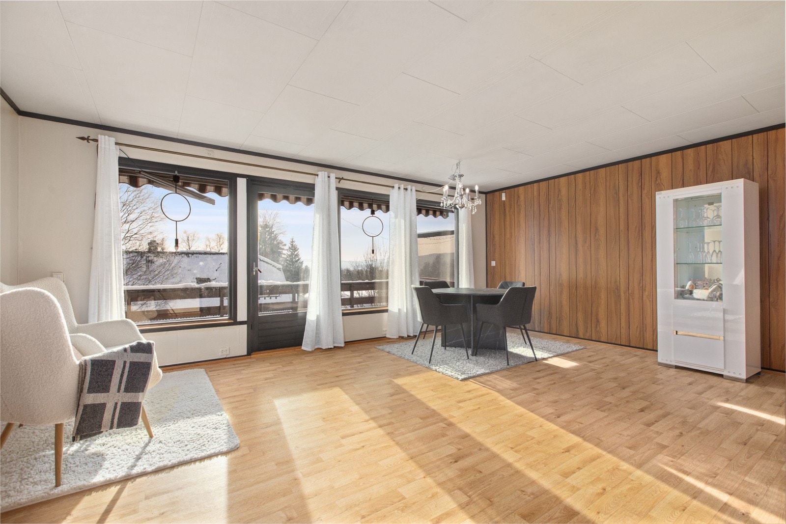 Store vindusflater i stuen gir rikelig med naturlig lys og utsyn. Galleribilde