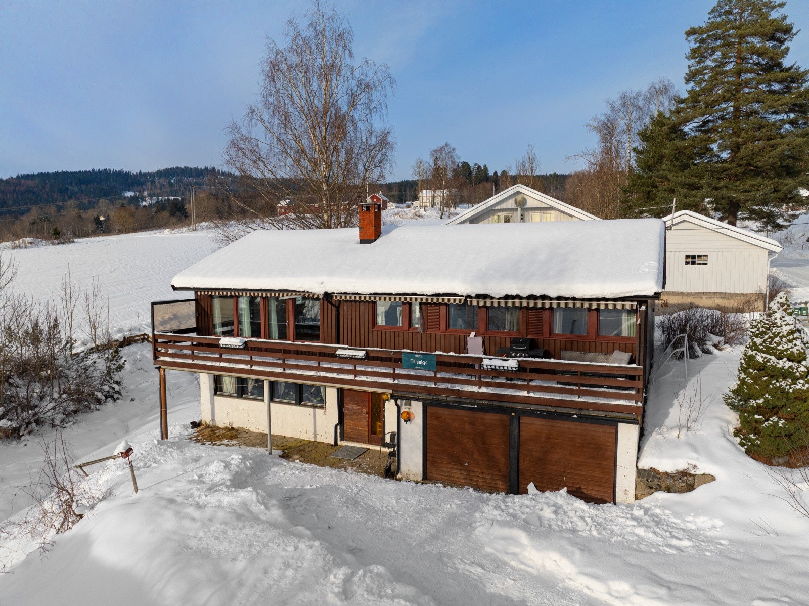 Eneboligen er innholdsrik med godkjent utleiedel og fin intern beliggenhet. Gode parkeringsmuligheter i integrert garasje, carport og på egen gårdsplass. Det skal bemerkes at garasjen ikke er søkt og godkjent hos kommunen. Galleribilde