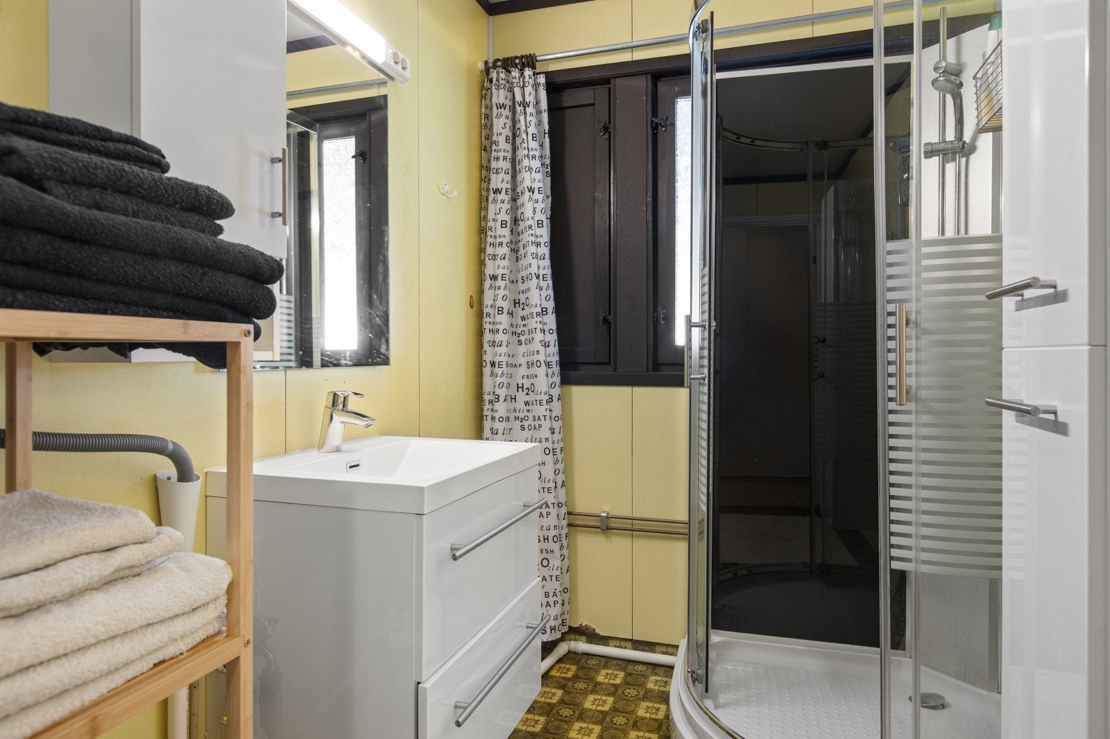 Badet i hoveddelen er utstyrt med nyere baderomsinnredning og dusjkabinett. Galleribilde