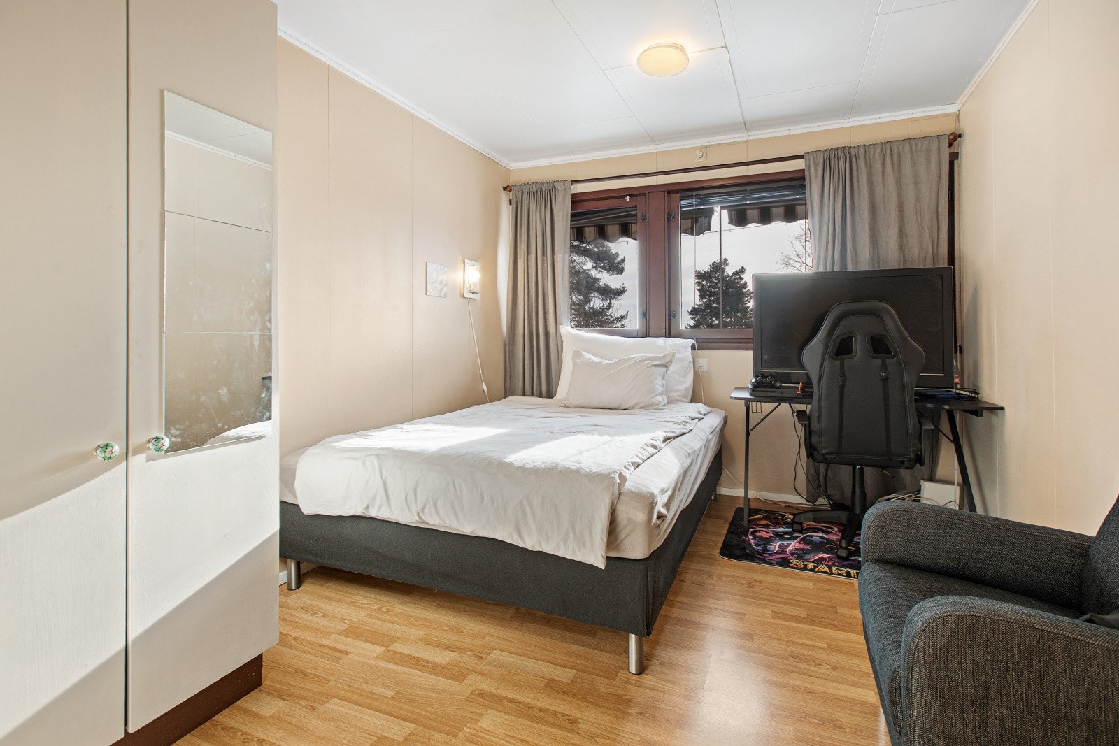 Boligens andre soverom passer godt som barnerom eller kontor. Galleribilde