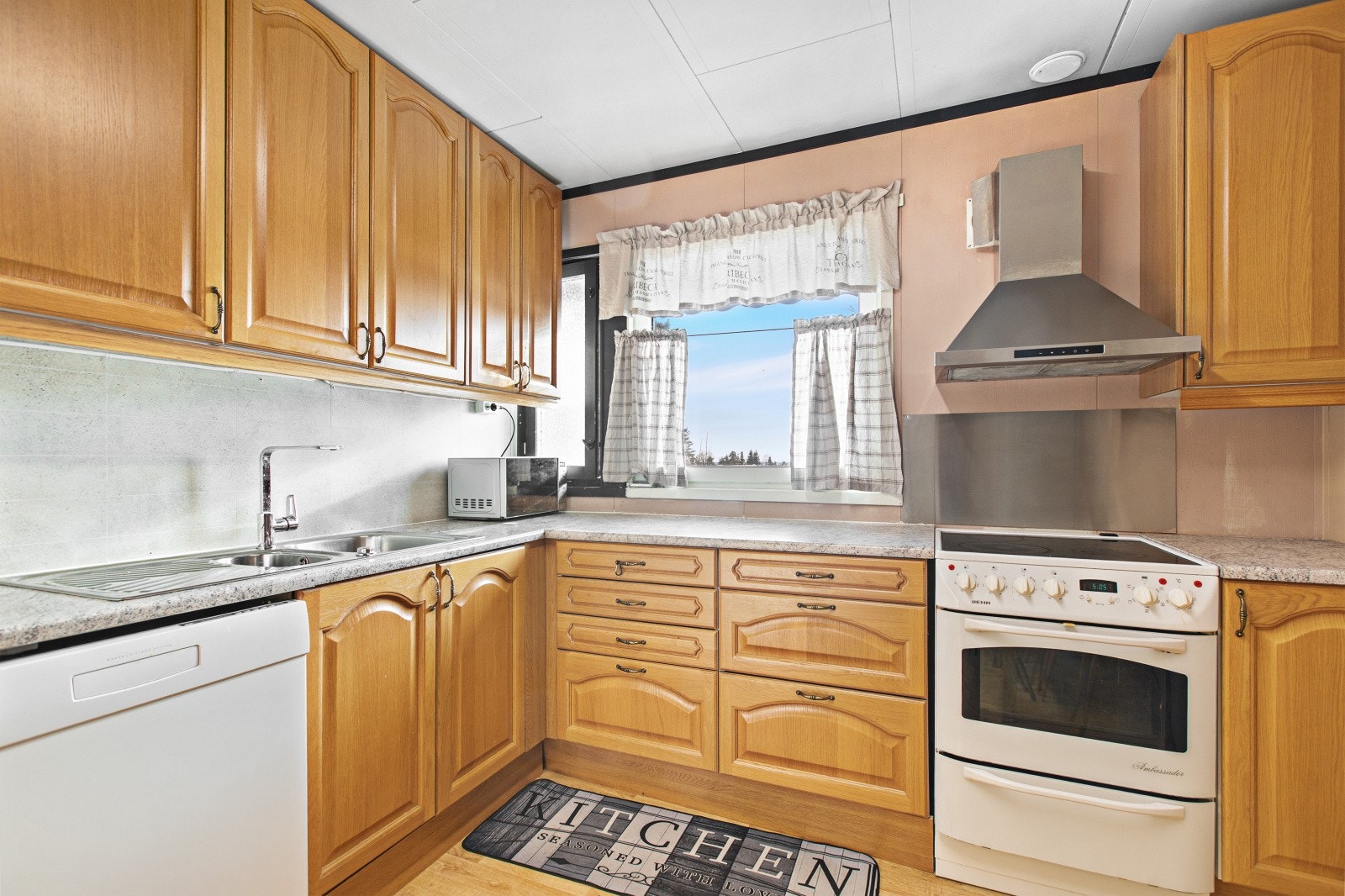 Godt med benke- og skapplass gir funksjonelle arbeidsforhold på kjøkkenet. Galleribilde