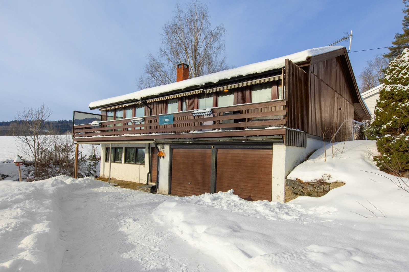 Inngangen til utleiedelen. Her er det også integrert garasje. Denne er ikke søkt og godkjent hos kommunen. Galleribilde