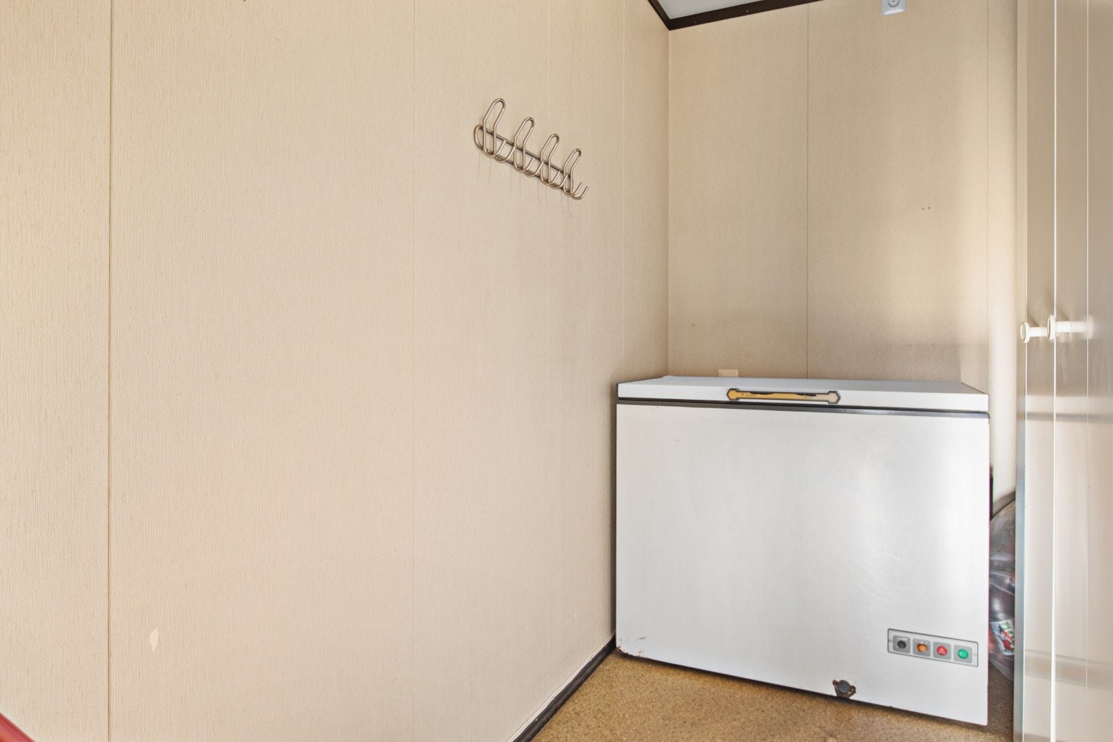 Boligen har ekstra lagringsplass i bod. Galleribilde