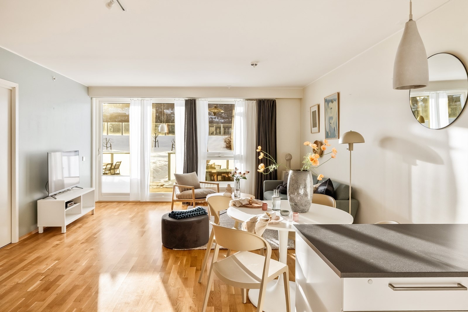 Stuen har god plass til både spisestue og stor sofa. Galleribilde