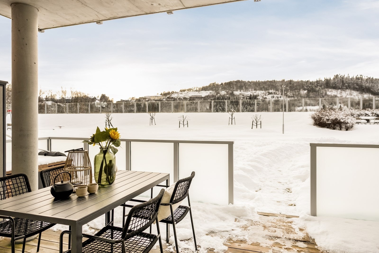 Det som virkelig løfter uteområdet er den umiddelbare tilknytningen til plenareal. Dette gir en sjelden følelse av å ha egen hage ideelt avslapning eller grønne omgivelser rett utenfor døren. Her er stor plen, sosiale soner, lekeområde. Galleribilde