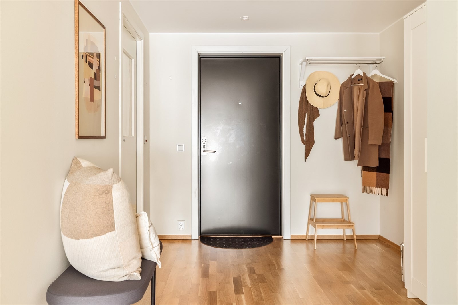 Romslig entré med god plass Galleribilde