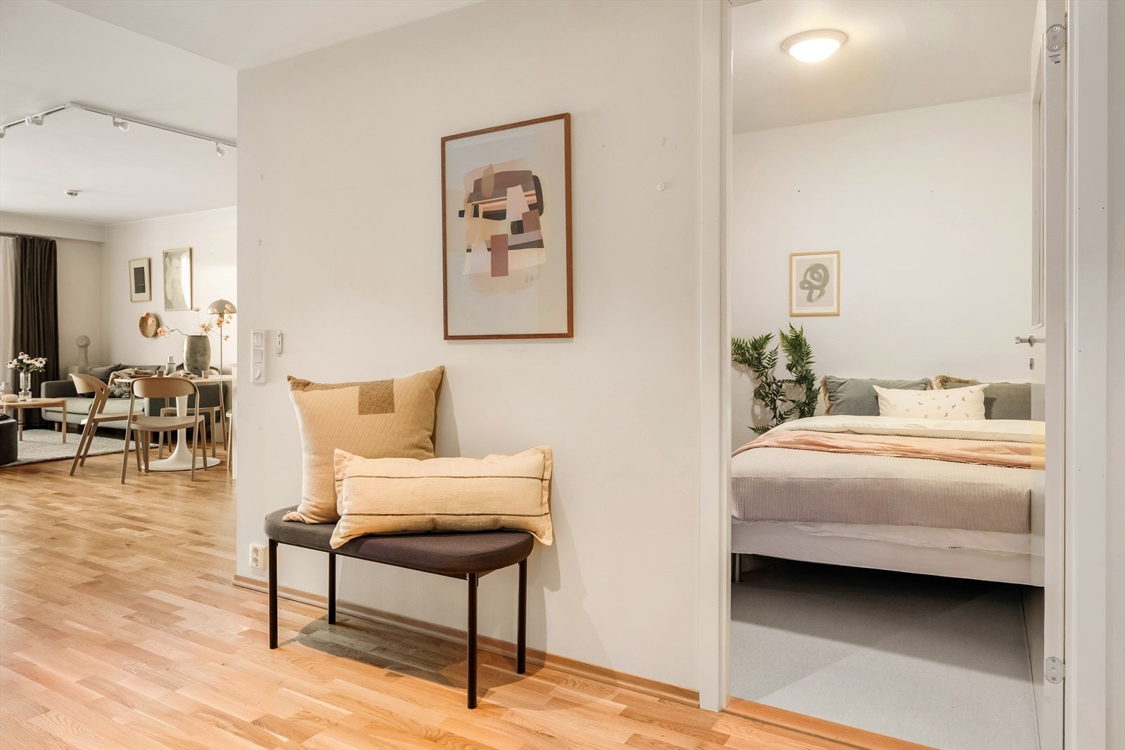 Til høyre er bod som er blitt brukt til lagring, hobbyrom og til gjester. Galleribilde