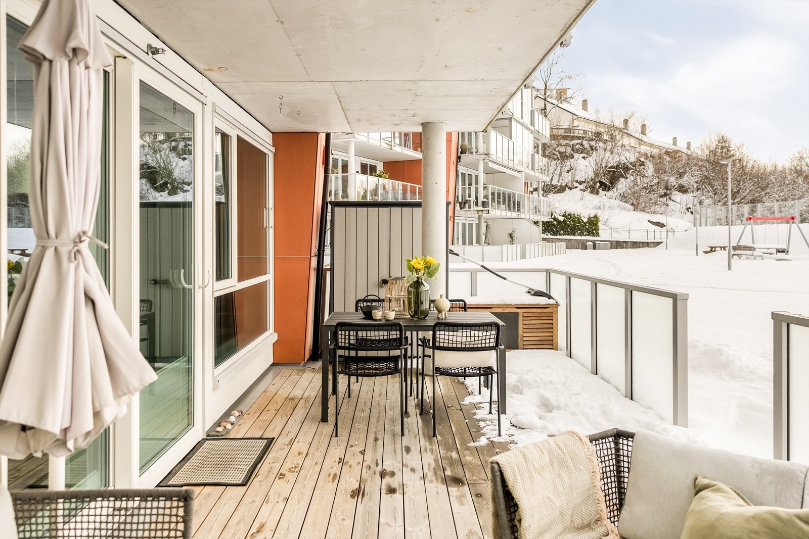 Denne flotte terrassen fungerer som en naturlig forlengelse av boligen og skaper en herlig overgang mellom inne og uterom. Med direkte utgang fra stuen oppleves uteplassen som en integrert del av hjemmet Galleribilde