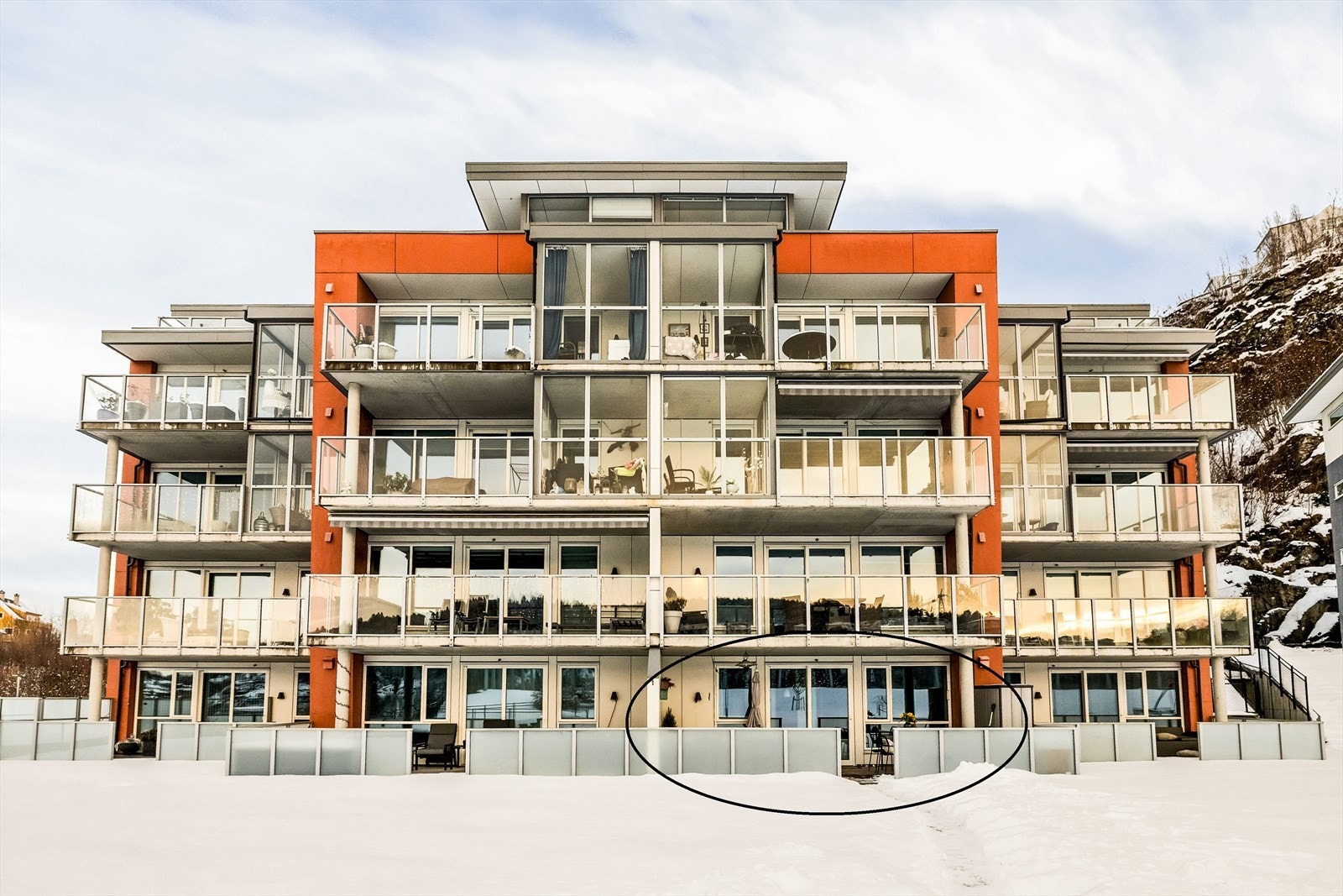 Solrik beliggenhet med sørvestvendt terrasse på 25 kvm. Galleribilde