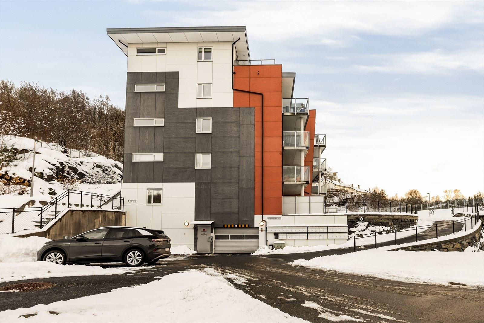 Felles garasje. Gjesteparkering både utenfor og inne i garasjen. Sjeldent med så mange gjesteparkeringsplasser. Galleribilde