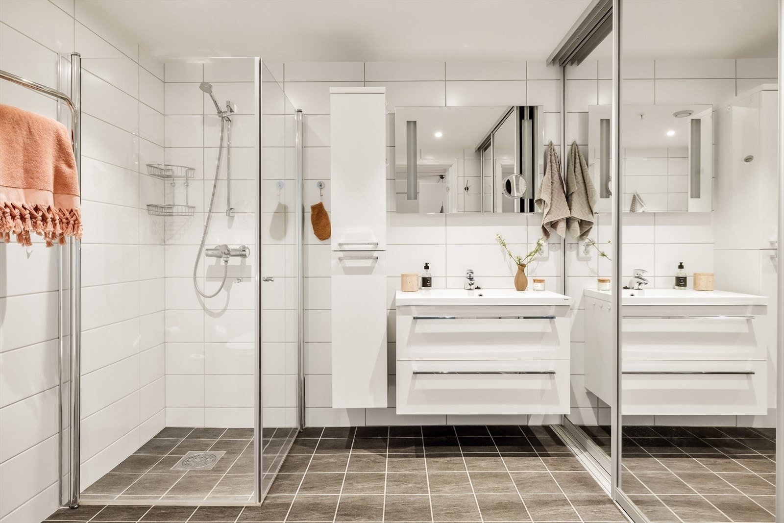 Delikat bad som fremstår moderne, funksjonelt og tidløst i uttrykket. Dette er et bad som kombinerer praktiske løsninger med et stilrent og moderne design. Egen vaskeromssone. Galleribilde