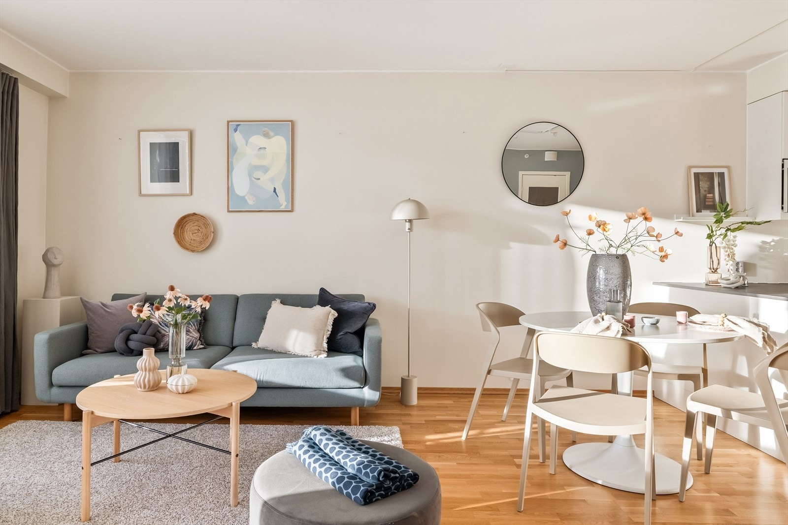 Trivelige stuen byr på en lun og harmonisk atmosfære, hvor lyse overflater og varme tregulv danner en rolig og innbydende ramme. Rommet oppleves luftig og behagelig, med god plass til både avslapning og sosialt samvær. Galleribilde