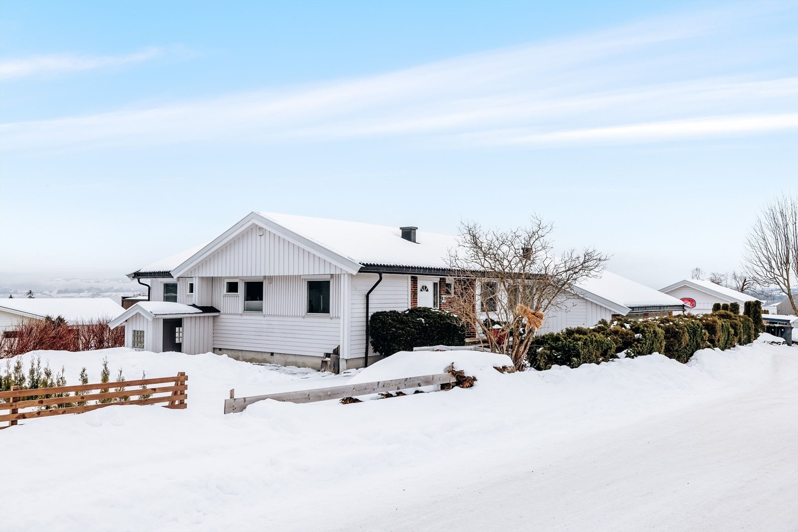 Boligen ligger i et rolig og etablert boligområde på et felt innerst i blindvei. Galleribilde