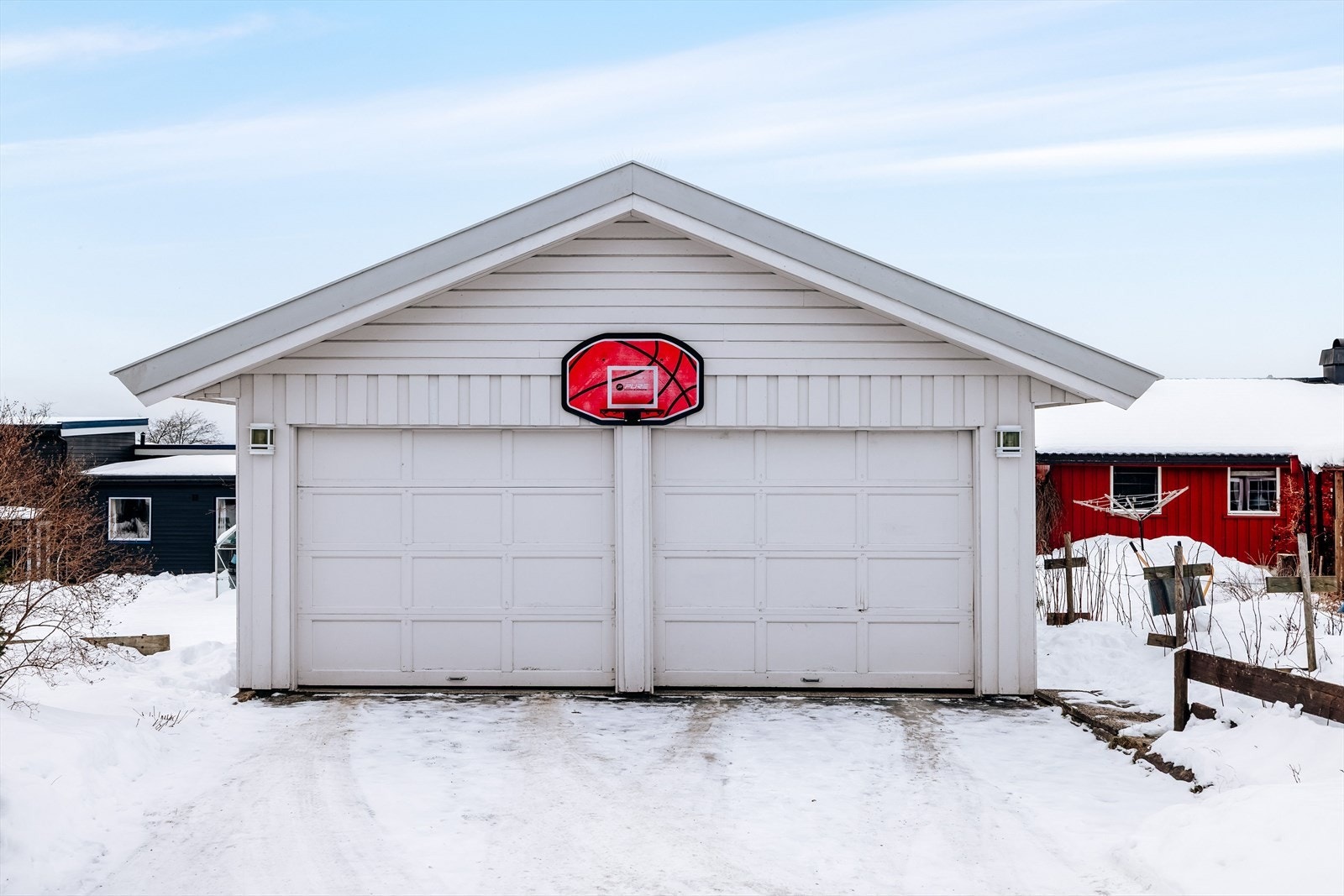 I tillegg så består eiendommen av en dobbelgarasje. Galleribilde