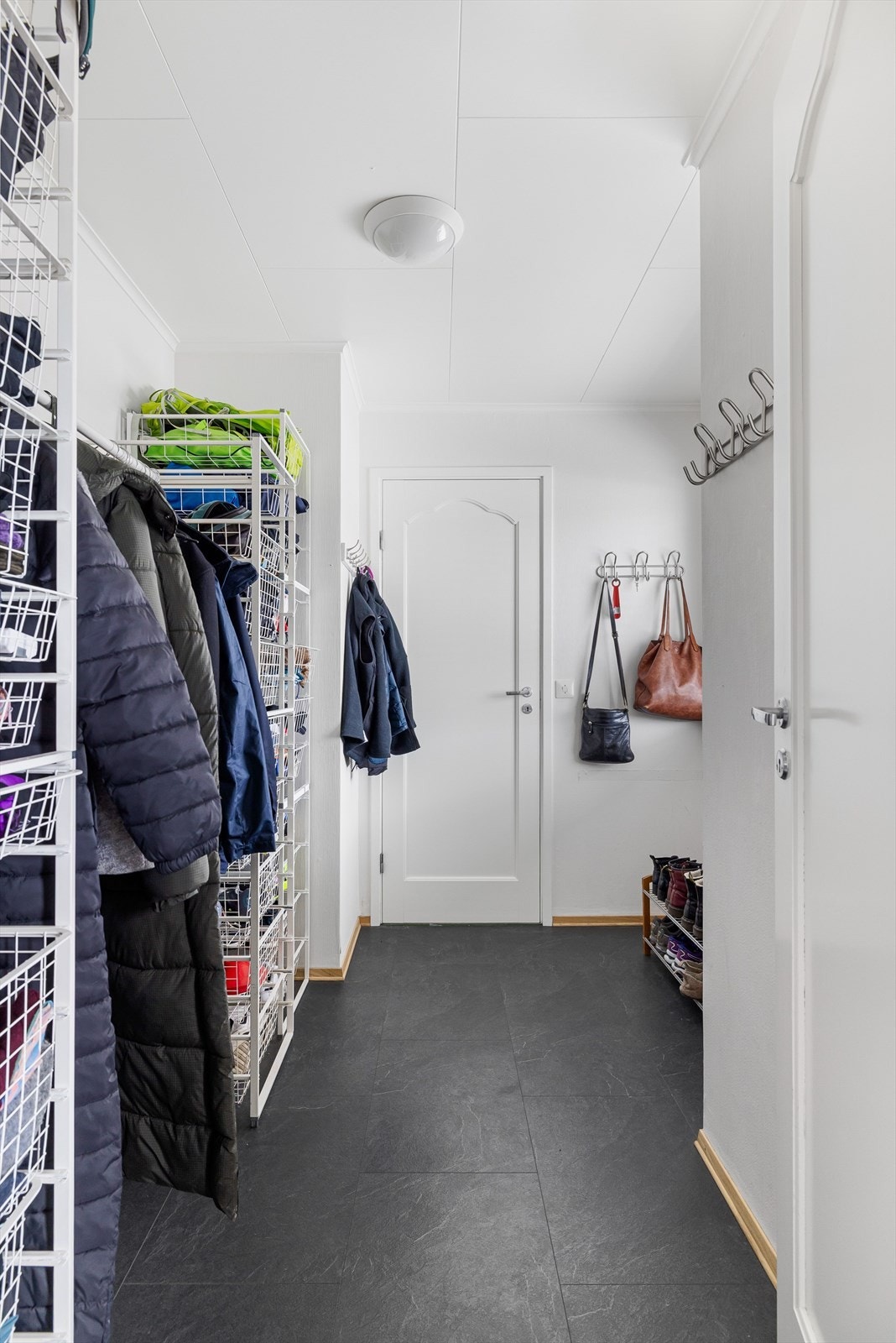 Et meget praktisk garderoberom i tilknytning til entréen. Dette er en drøm for småbarnsforeldrene. Galleribilde
