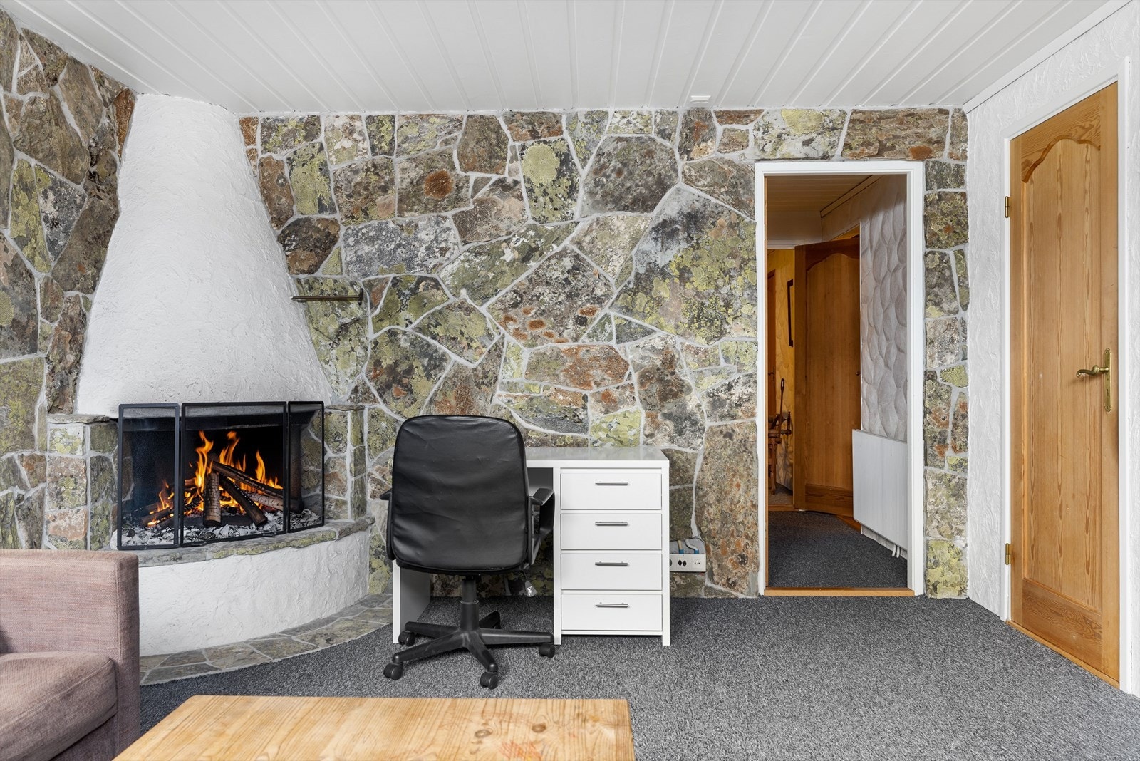 I kjellerstuen er det en åpen peis. Galleribilde