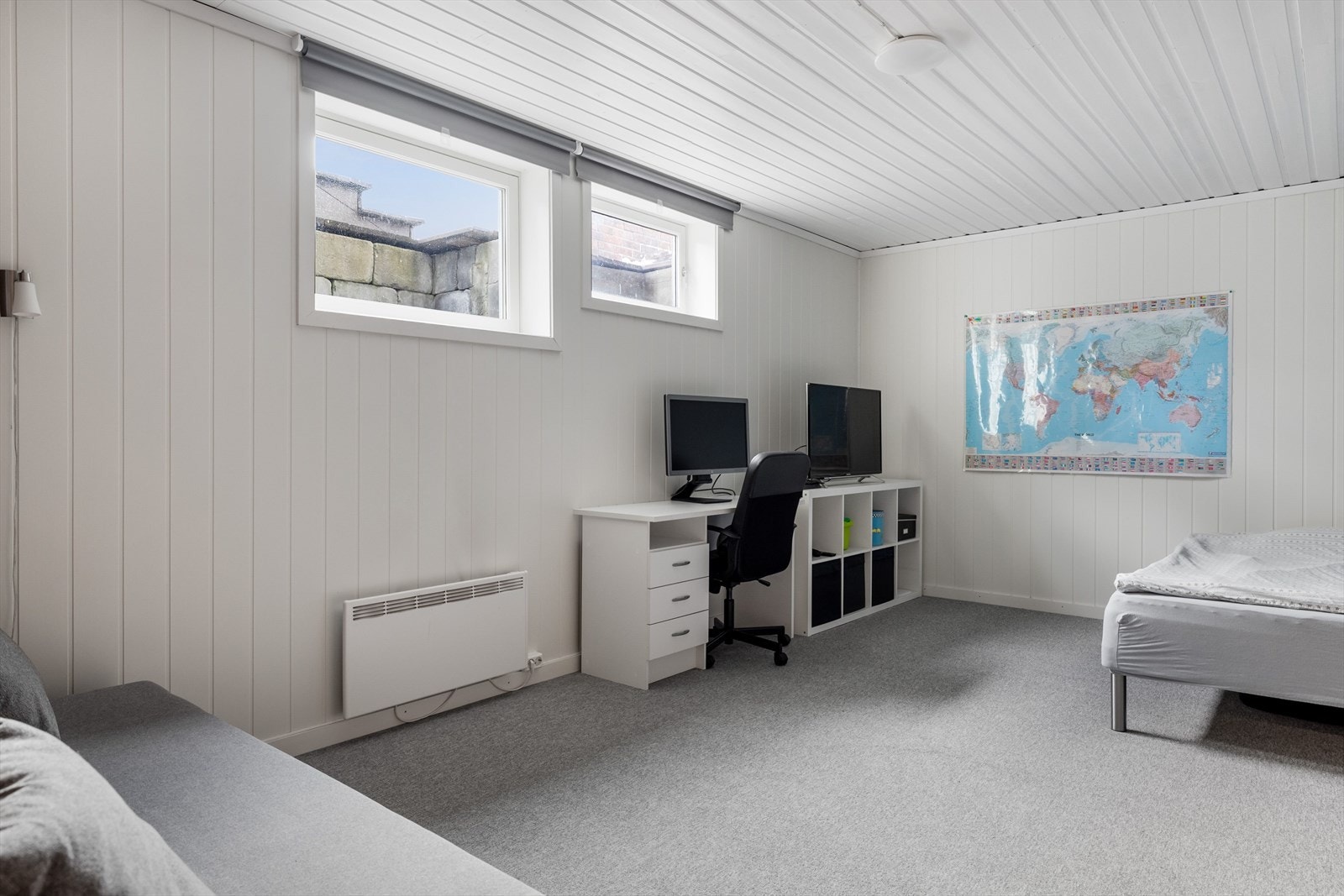 Rom i kjeller innredet som soverom er i byggetegninger definert som disponibelt rom. Rommet er ikke søkt bruksendret og ikke godkjent til varig opphold. Galleribilde