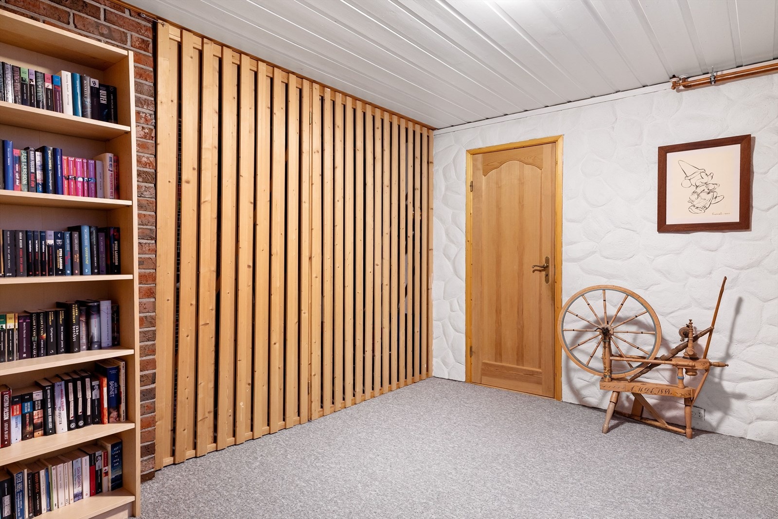 Gang i kjeller med god oppbevaringsplass. I tillegg har kjelleren tre boder og teknisk rom. Galleribilde