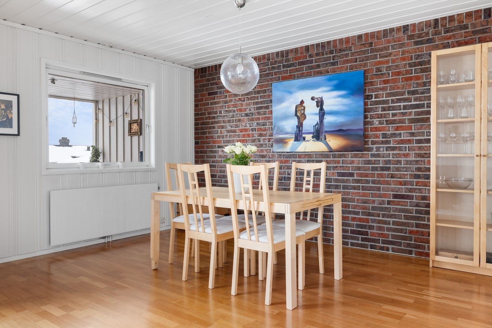 Stue går i en vinkelløsning, noe som gir naturlig inndelte soner. Galleribilde