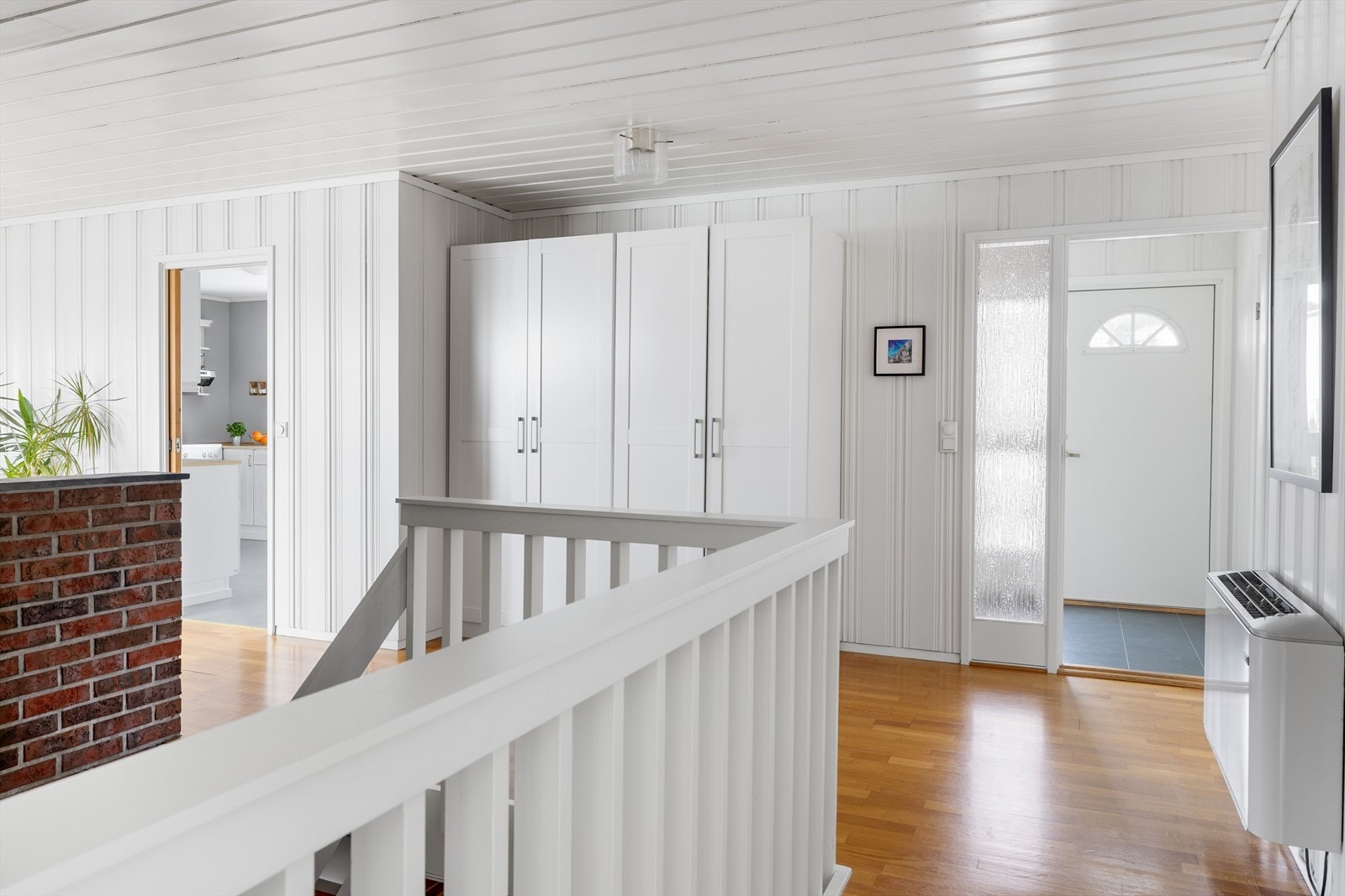 Romslig gang med trapp ned til kjeller. Det er satt inn godt med garderobeskap. Her er det plassert varmekonvektor som er koblet opp mot jordvarmen. Galleribilde