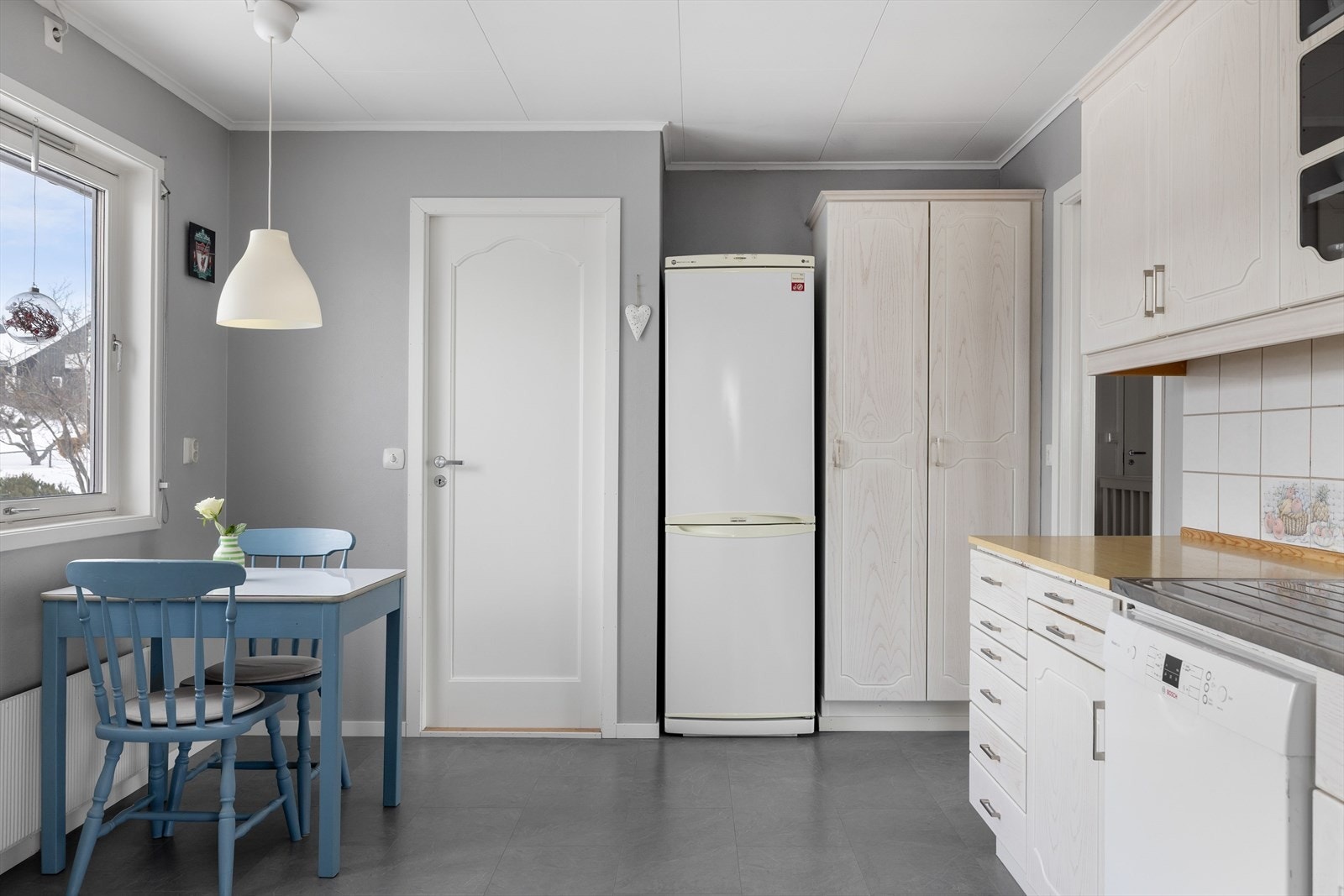 Innredningen er lys og består av over- og underskap med profilerte fronter. Galleribilde