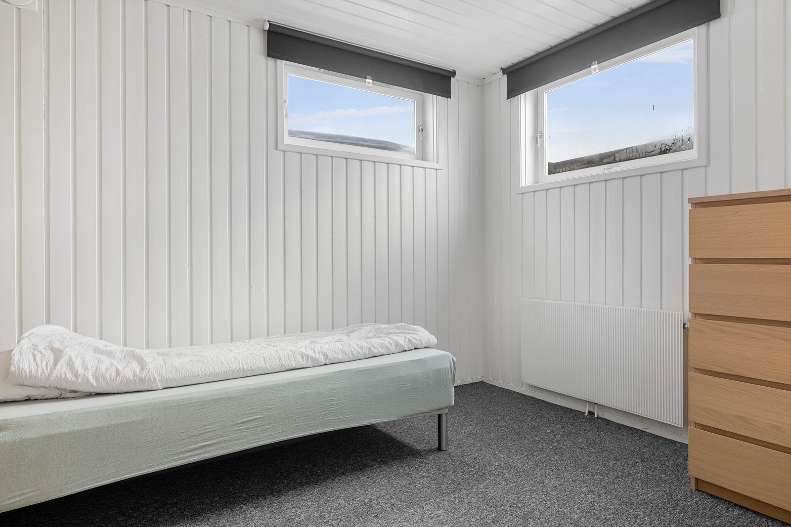 Rom i kjeller innredet som soverom. Rommet er i byggetegninger definert som arbeidsrom og ikke søkt bruksendret. Det er ikke godkjent til varig opphold. Se punktet "Ferdigattest/midlertidig brukstillatelse" i salgsoppgaven. Galleribilde