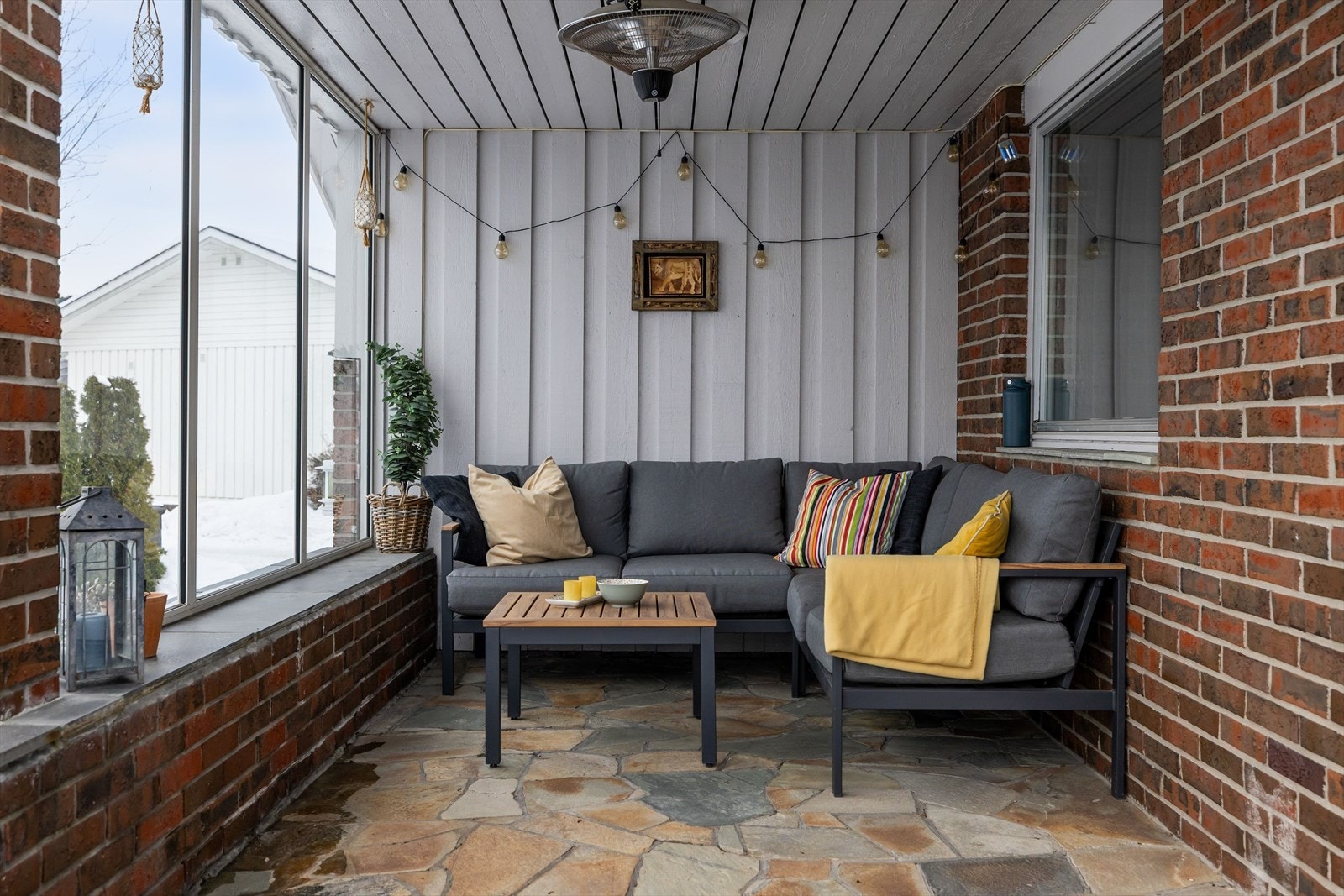 Den ene delen av uteplassen er god skjermet under tak og bak vinduer. Ekstra godt på litt kjøligere sommerdager. Galleribilde