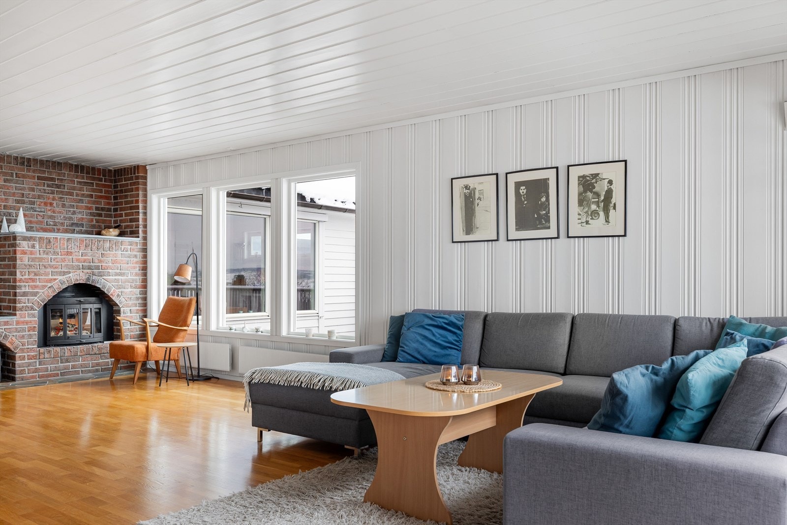 Det er installert bergvarmepumpe med jordvarme til radiatorer som varmer opp de fleste rom i boligen. Galleribilde