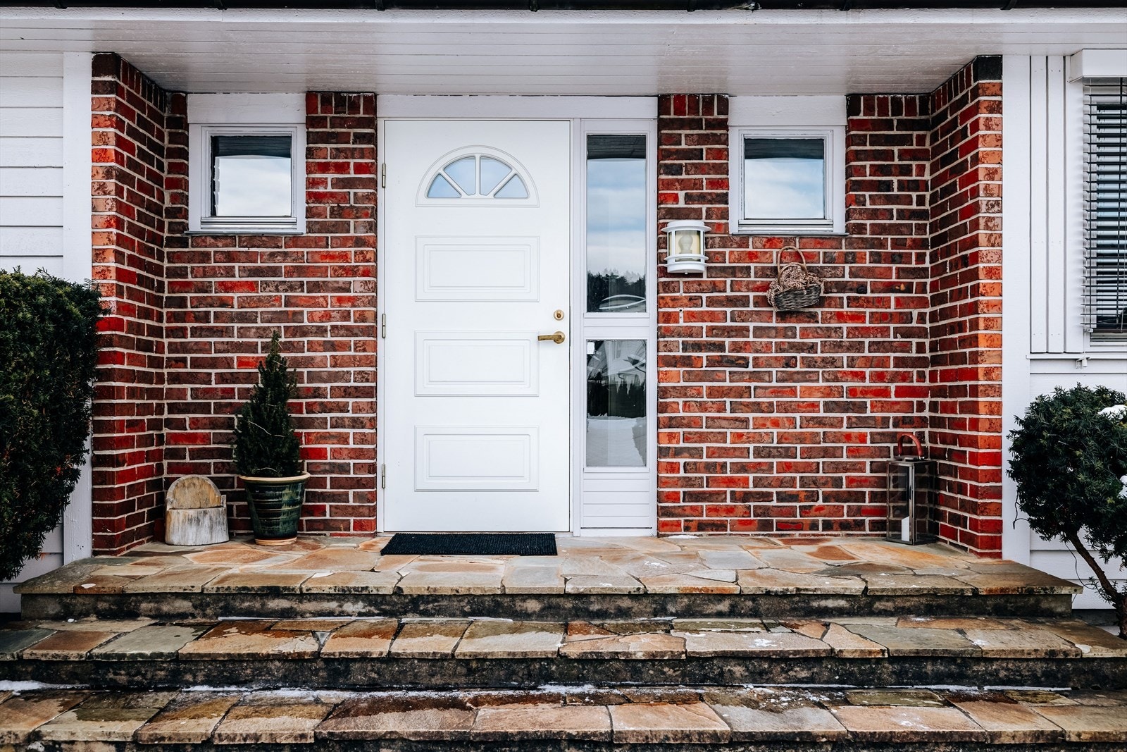 Hyggelig inngangsparti som ønsker deg velkommen. Galleribilde