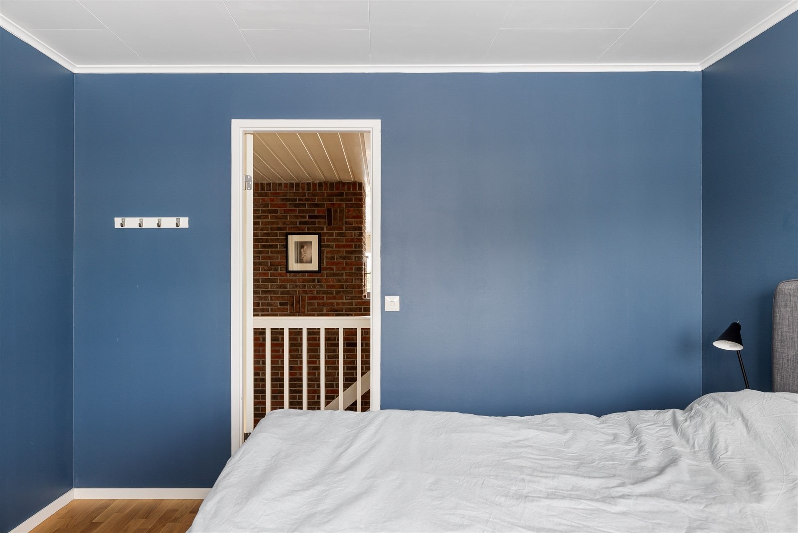 Det er også plass til garderobeskap eller andre oppbevaringsmøbler. Galleribilde