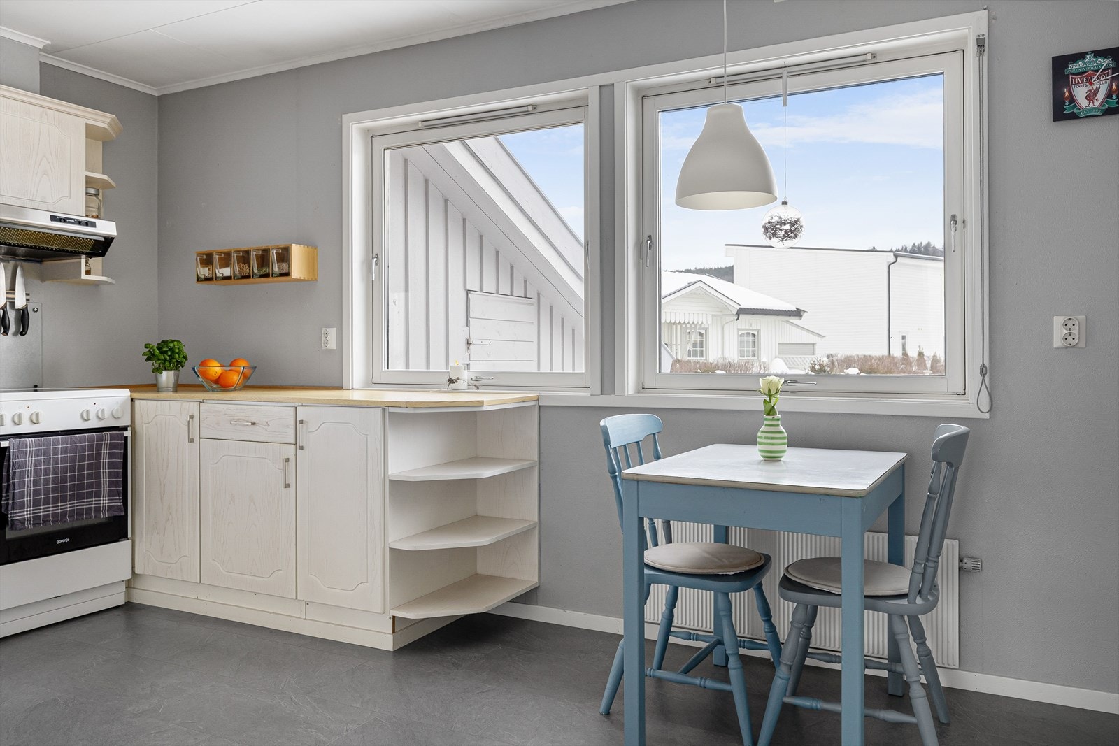 Ved vinduet er det plass til et hyggelig spisebord. Galleribilde