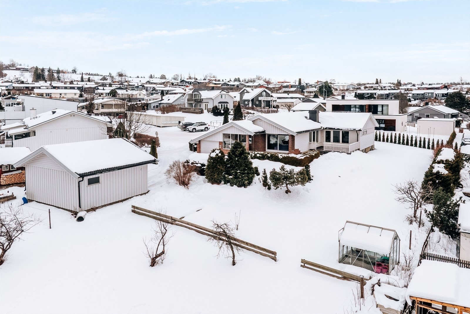 Eiendommen har en stor tomt med fine og solrike uteplasser. Galleribilde