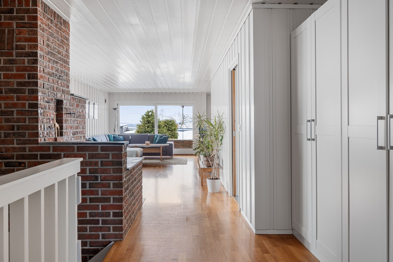 En gjennomgående lys bolig med godt med store vinduer som sørger for rikelig med naturlig lys. Galleribilde