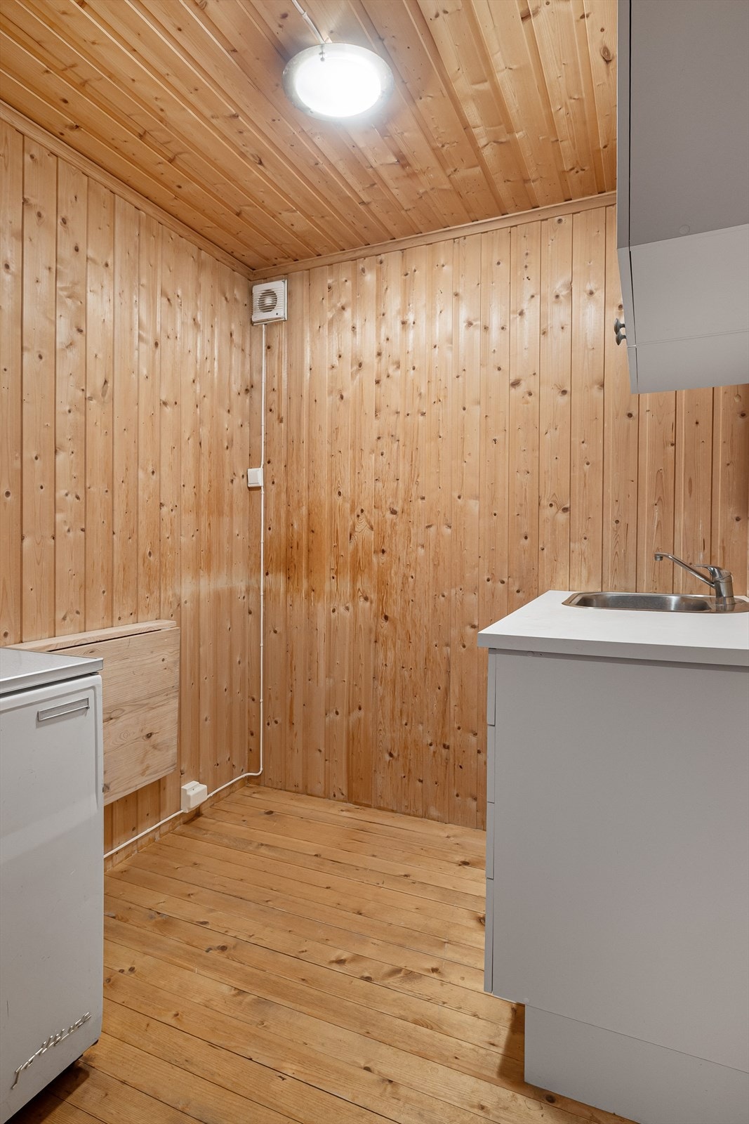 Rom i kjelleren hvor det er satt inn en enkel kjøkkeninnredning med vask. Galleribilde