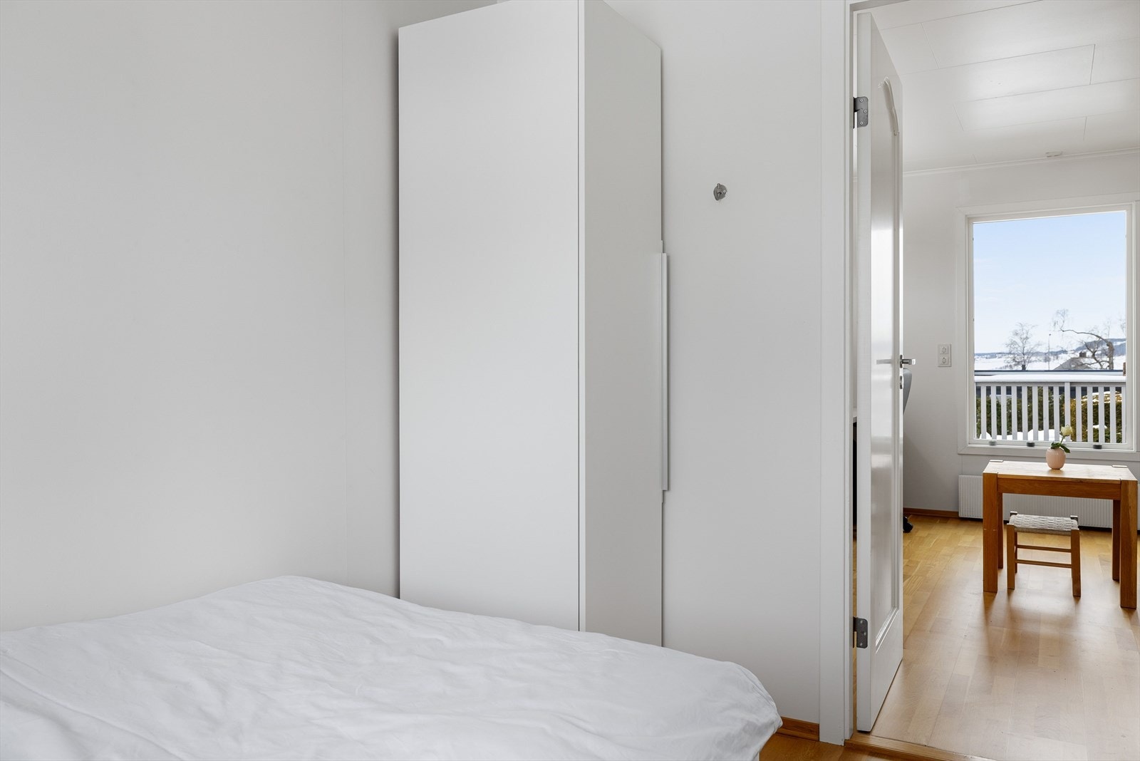 Rommet har plass til seng, garderobeskap og annet ønskelig. Galleribilde