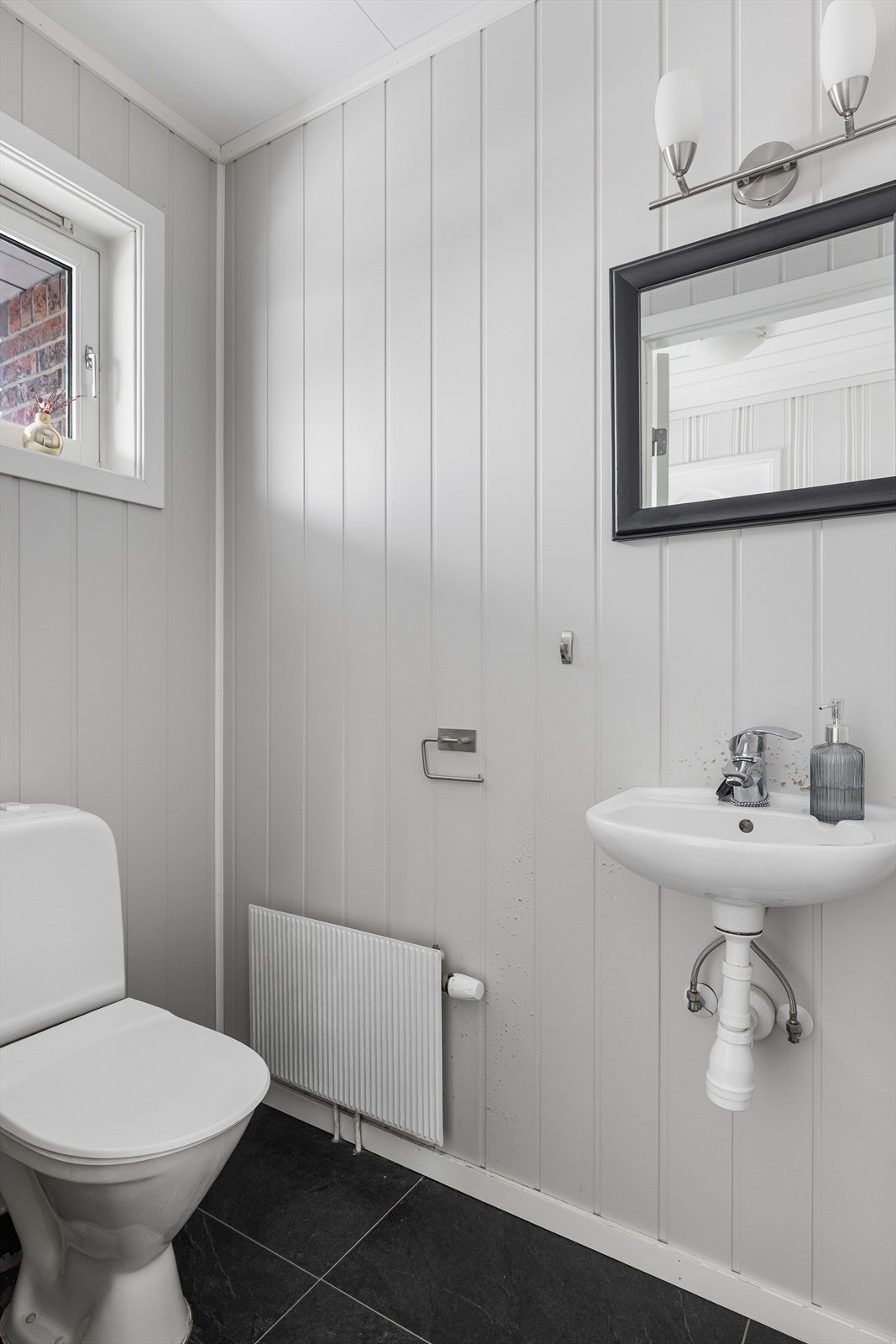 I tillegg er det et separat toalettrom i 1. etasje med gulvmontert toalett og håndvask. Galleribilde