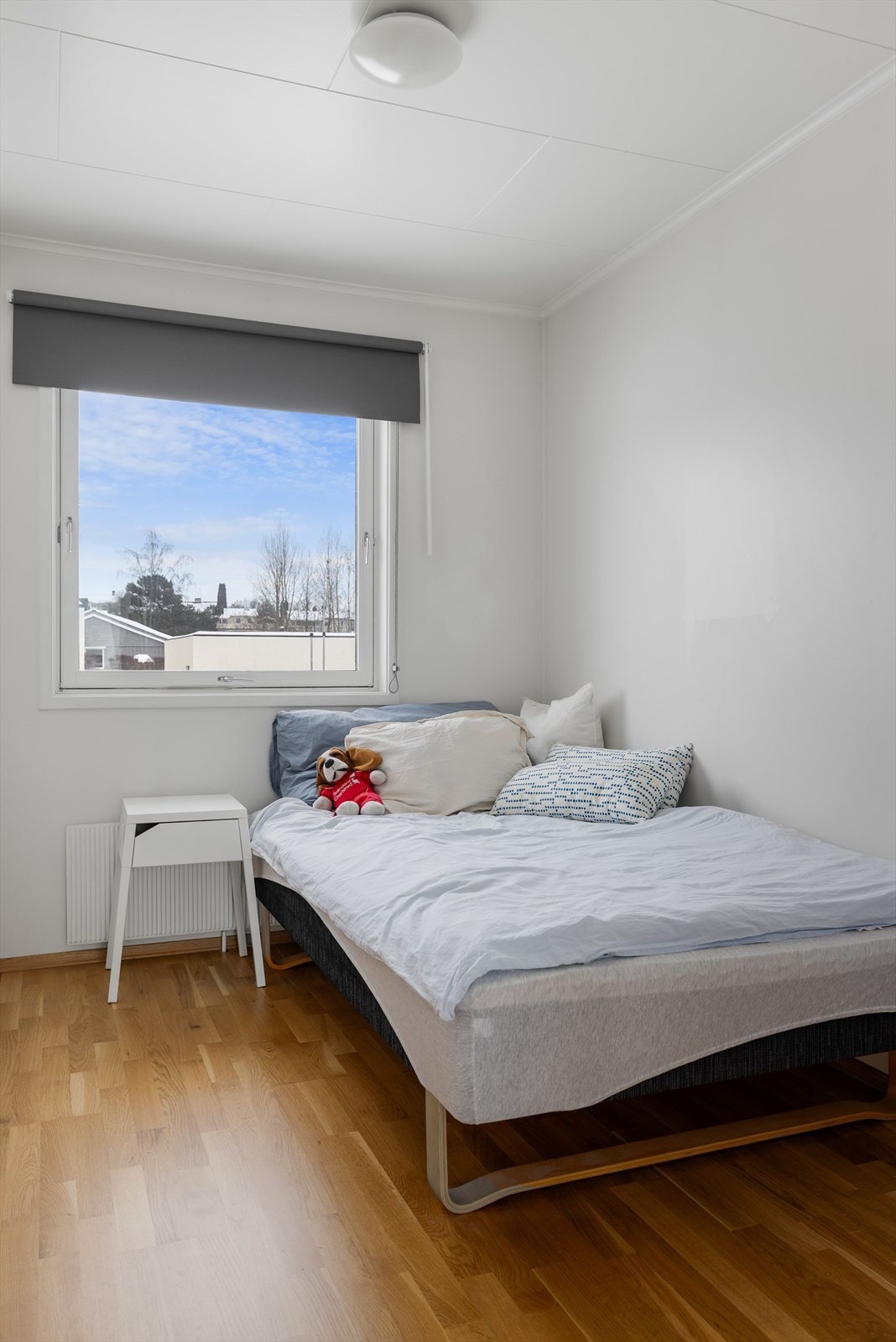 Innenfor TV-stua ligger ett av de tre soverommene. Galleribilde