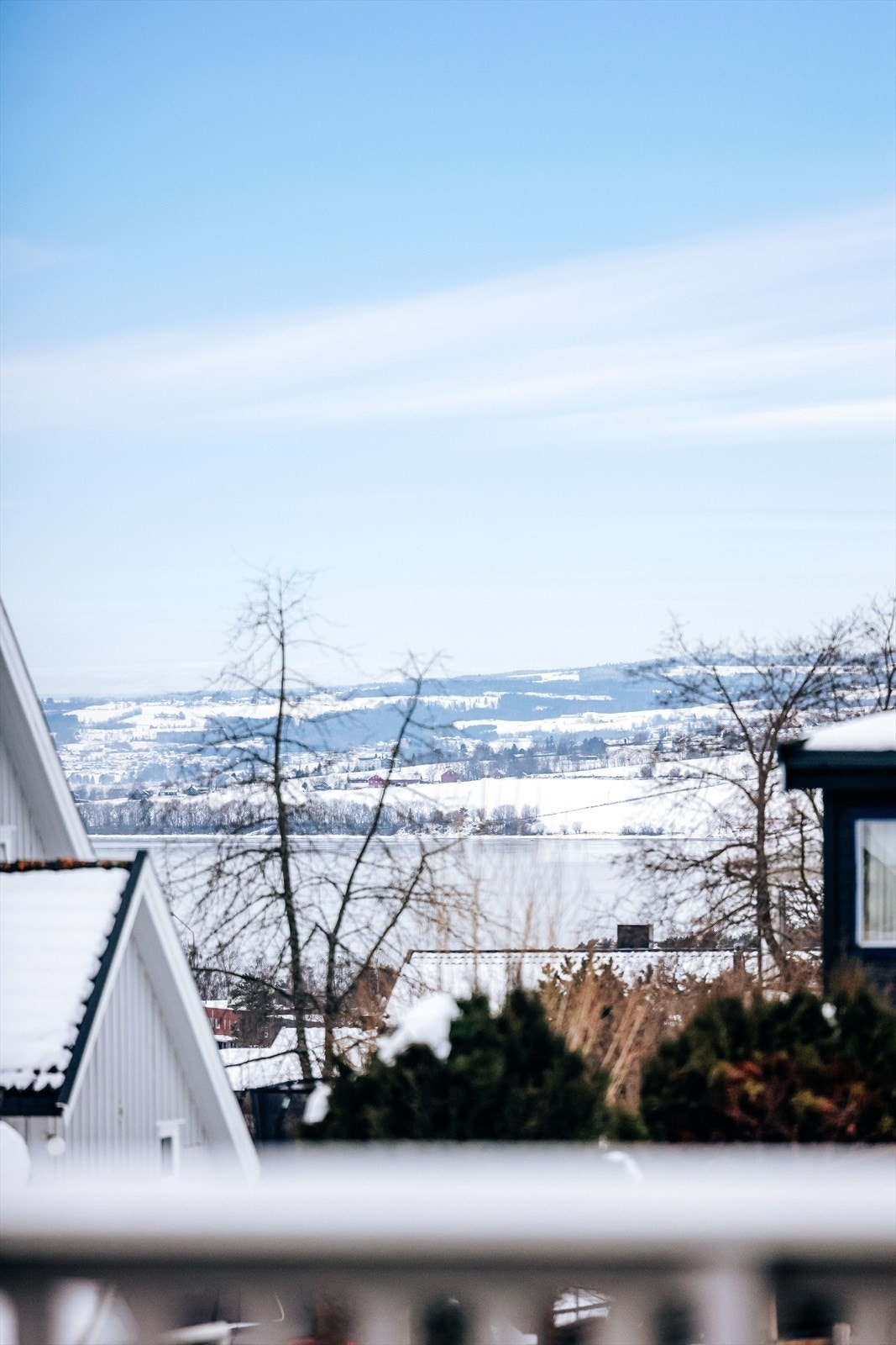 Boligen ligger høyere enn foranliggende boliger som gjør at man får et fint utsyn mot Mjøsa og omkringliggende landskap fra terrassen. Galleribilde