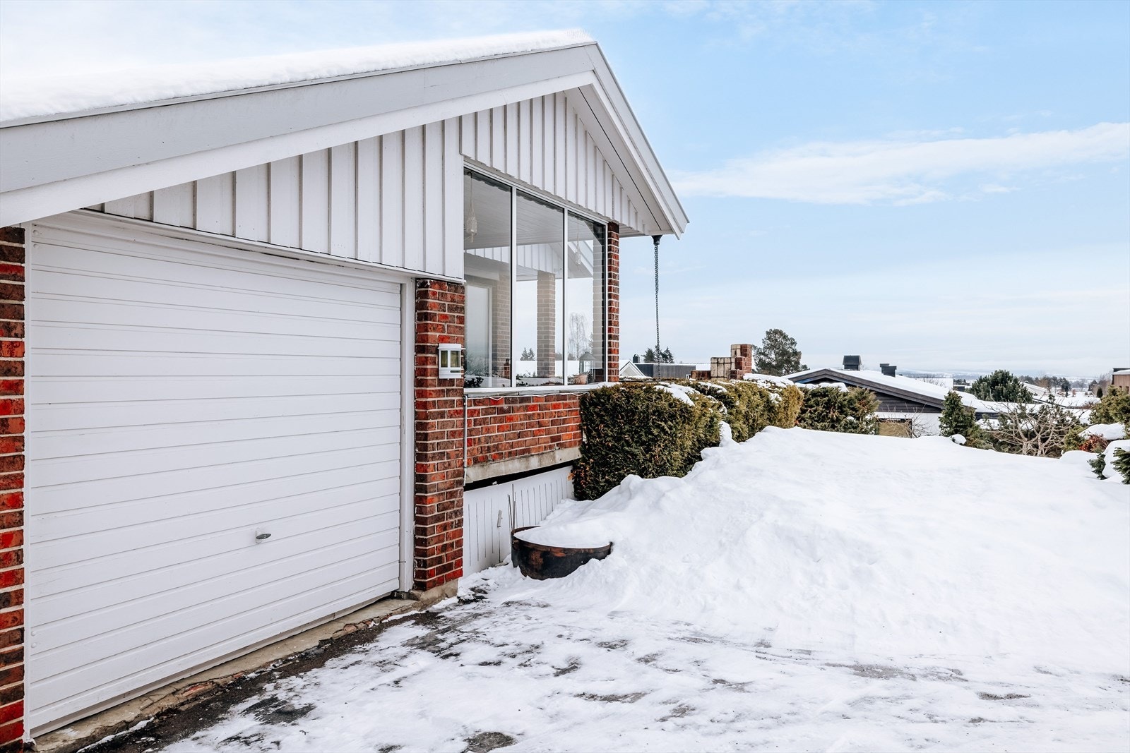 Inntilbygget garasje i boligen. Denne egner seg godt til oppbevaring av sykler, hageredskaper og annet utstyr. Galleribilde