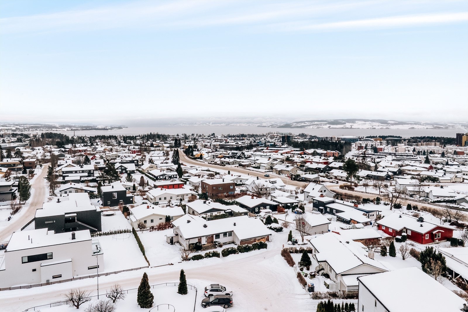 Fra boligen er det kort vei til både barnehager, skoler for alle alderstrinn, bussforbindelse og fine turområder i f.eks. Furuberget. Galleribilde