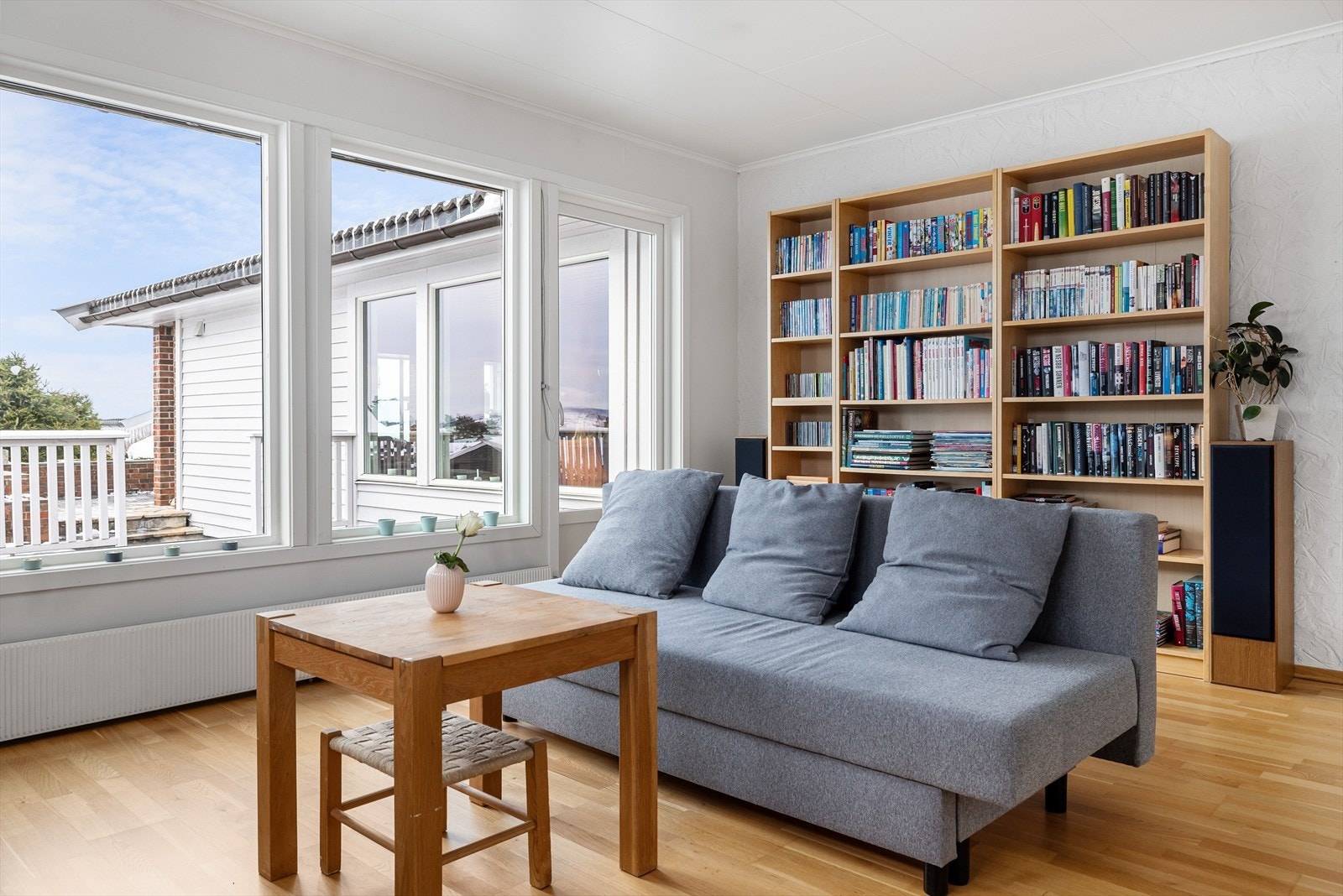 I tillegg til den romslige stua er det en lys og fin TV-stue i etasjen. Galleribilde